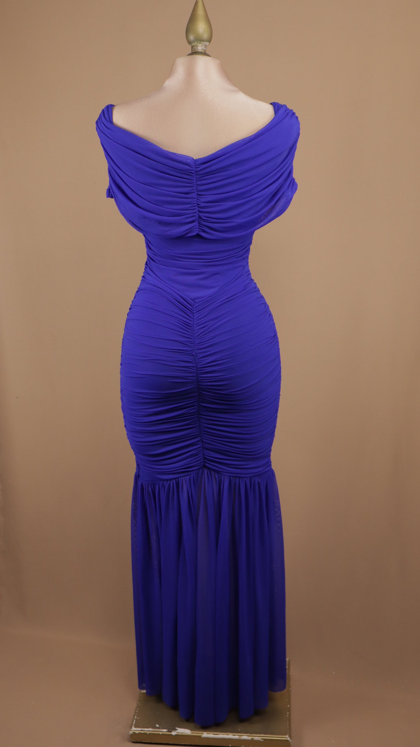 Vestido largo corrugado al hombro