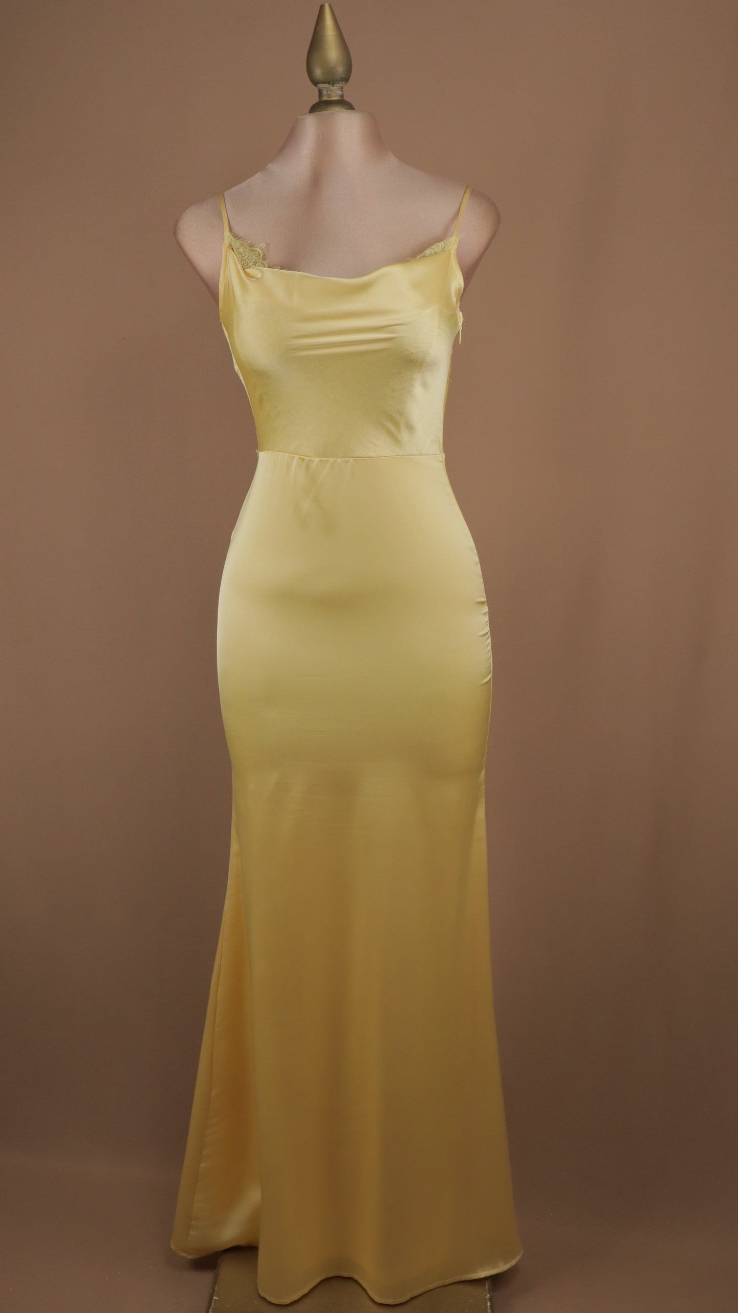 Vestido largo satinado con encaje en busto y espalda