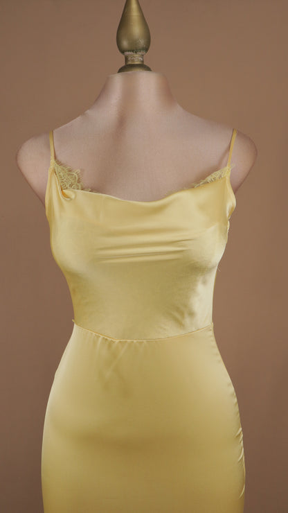Vestido largo satinado con encaje en busto y espalda