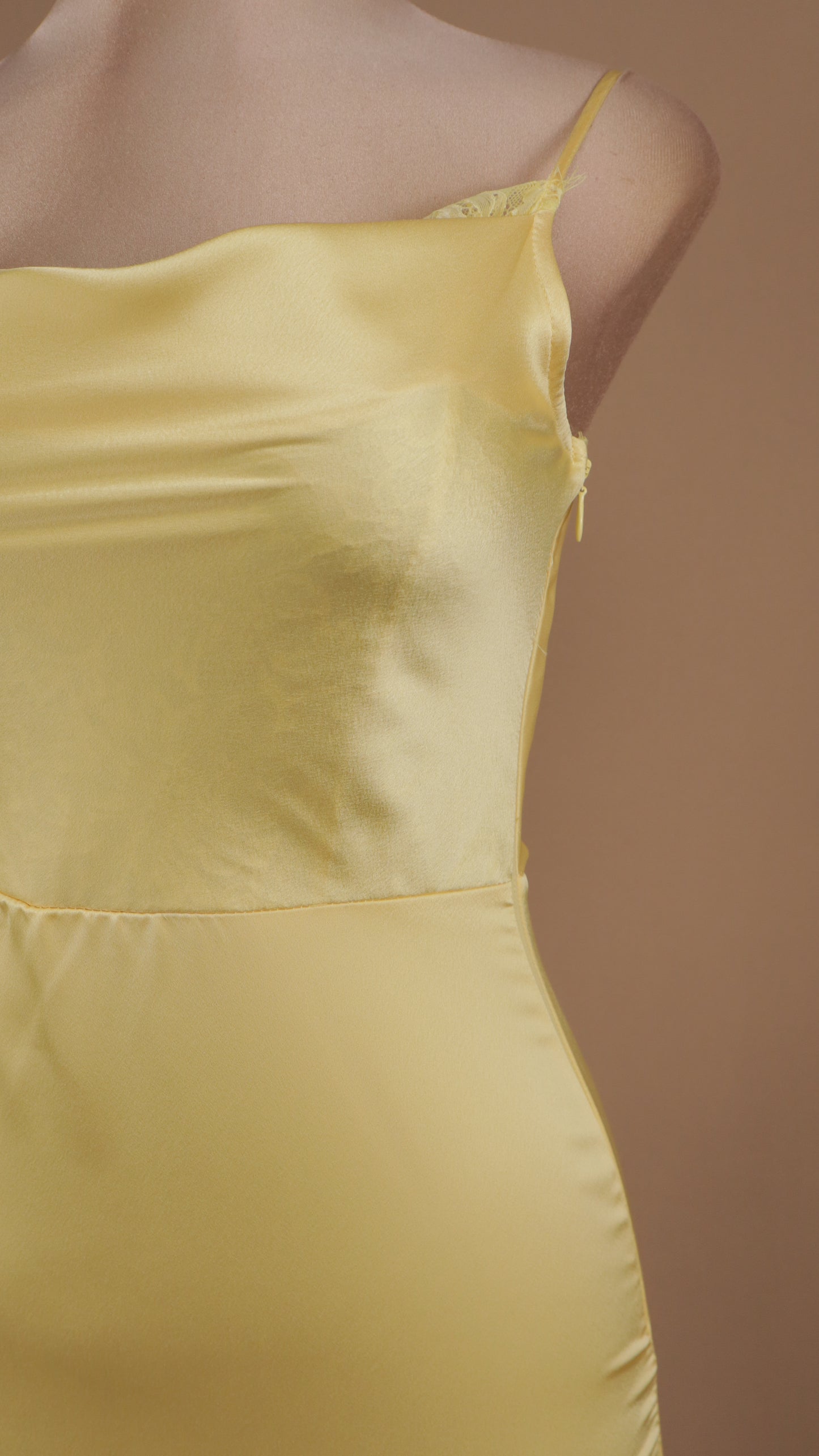 Vestido largo satinado con encaje en busto y espalda