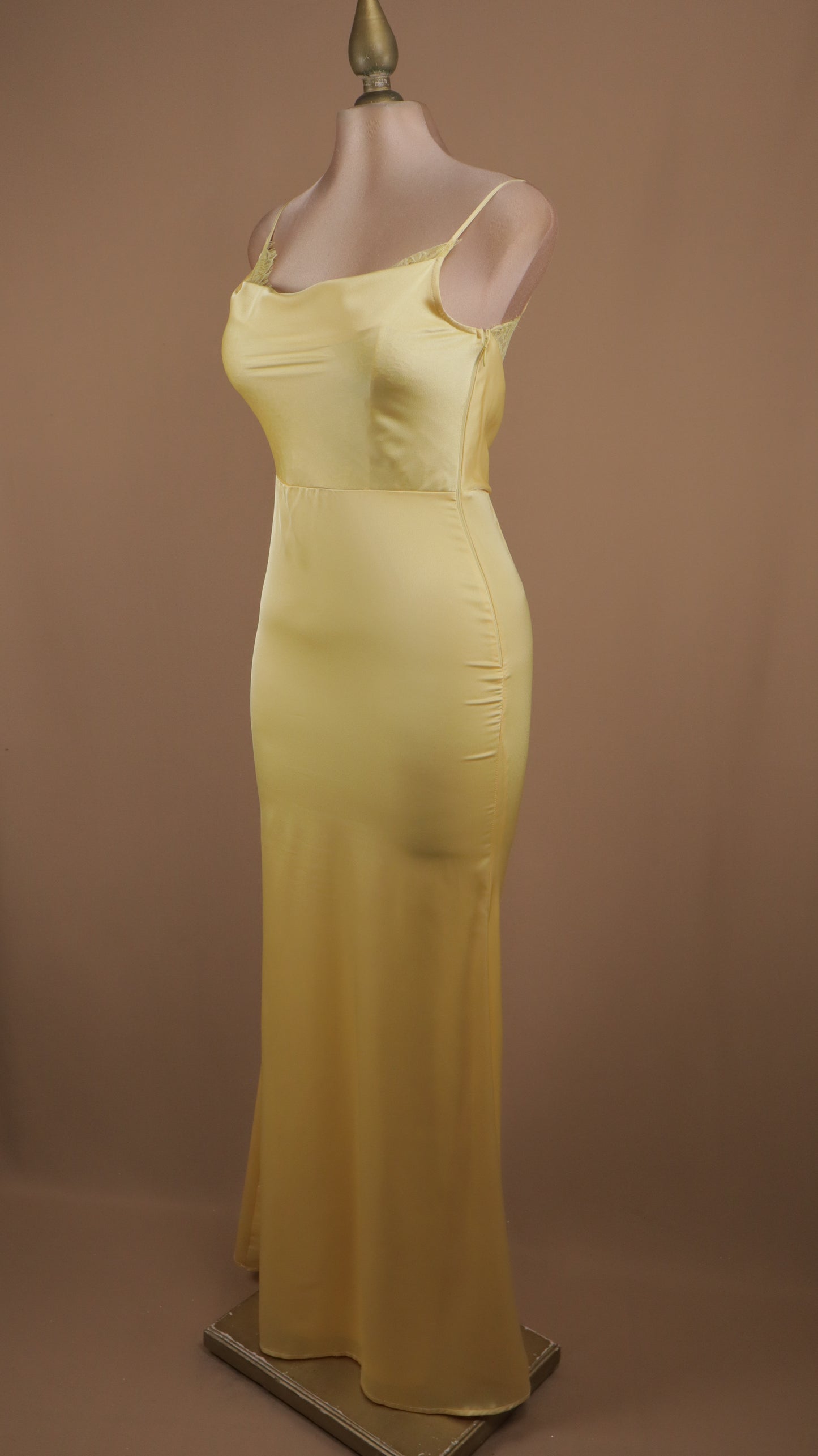 Vestido largo satinado con encaje en busto y espalda