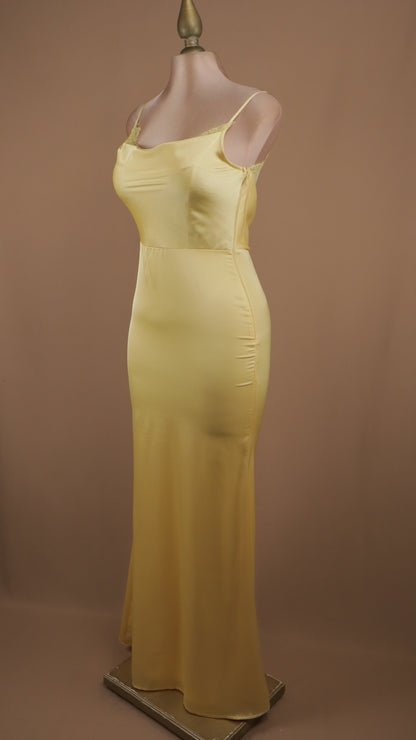 Vestido largo satinado con encaje en busto y espalda