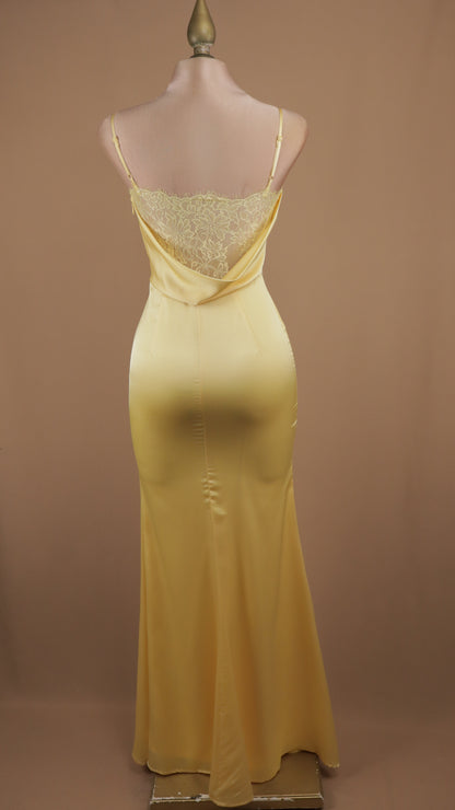 Vestido largo satinado con encaje en busto y espalda