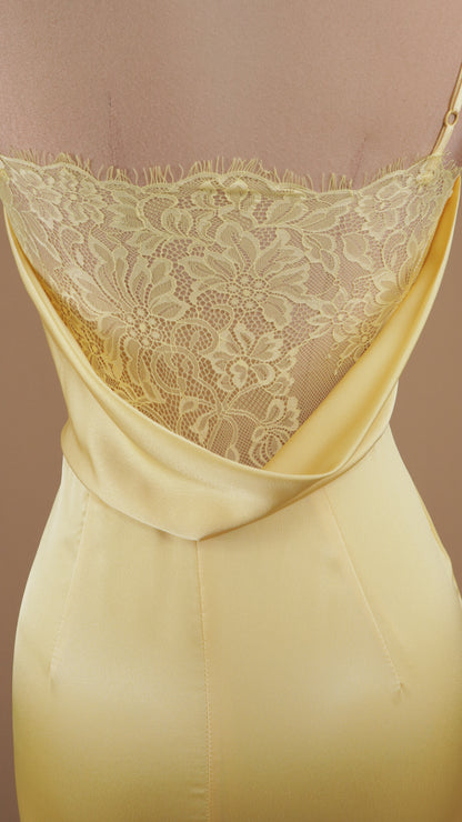 Vestido largo satinado con encaje en busto y espalda
