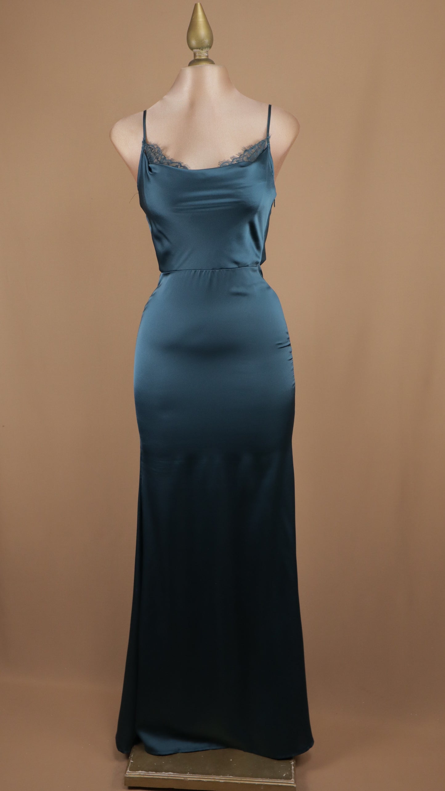 Vestido largo satinado con encaje en busto y espalda
