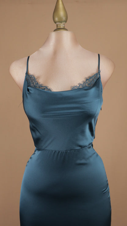 Vestido largo satinado con encaje en busto y espalda