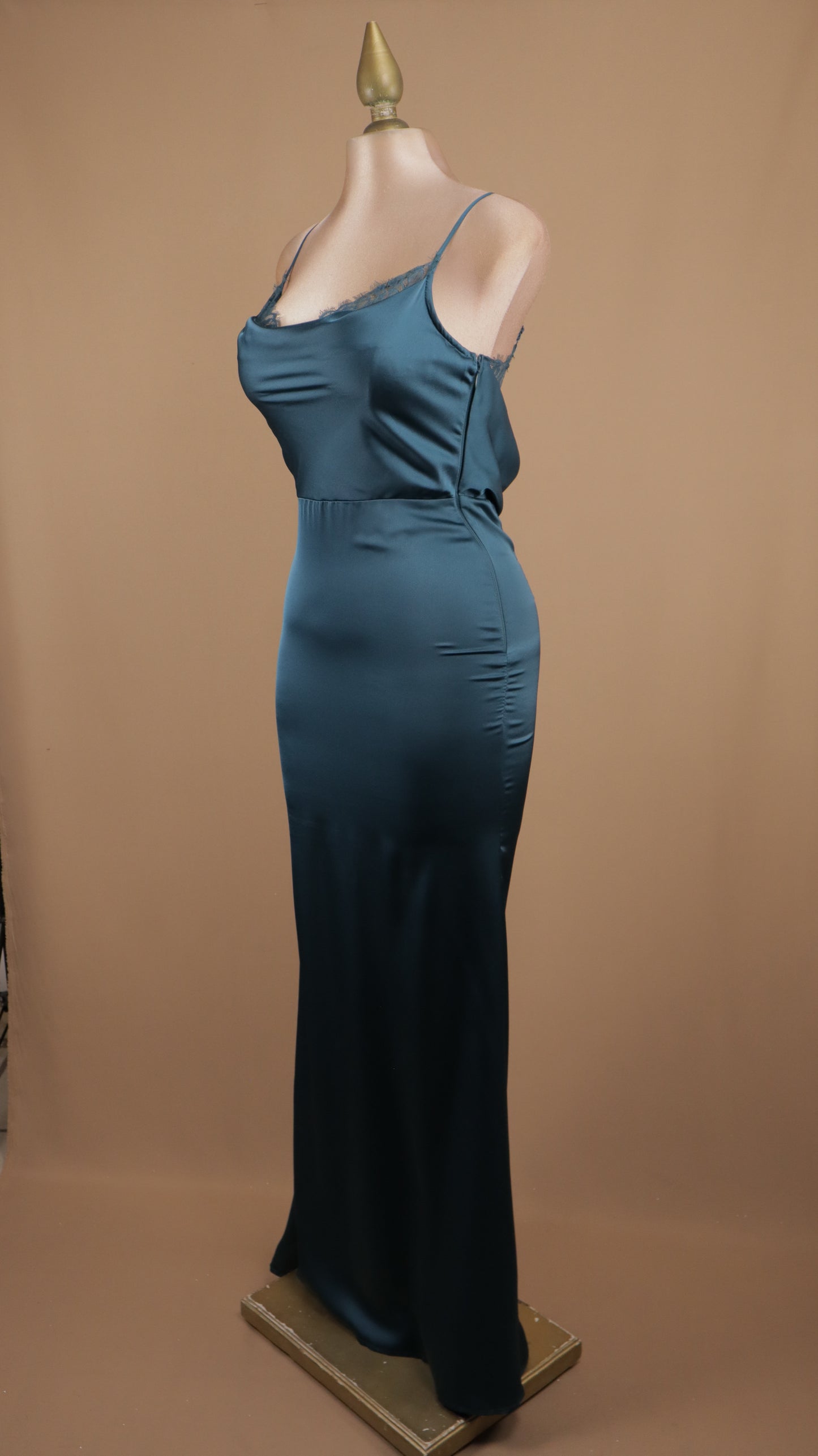 Vestido largo satinado con encaje en busto y espalda