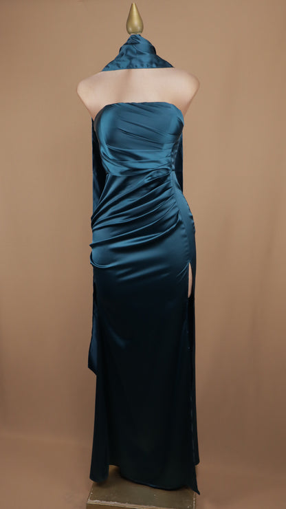 Vestido largo estraple de satín con abertura en pierna