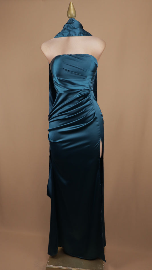 Vestido largo estraple de satín con abertura en pierna