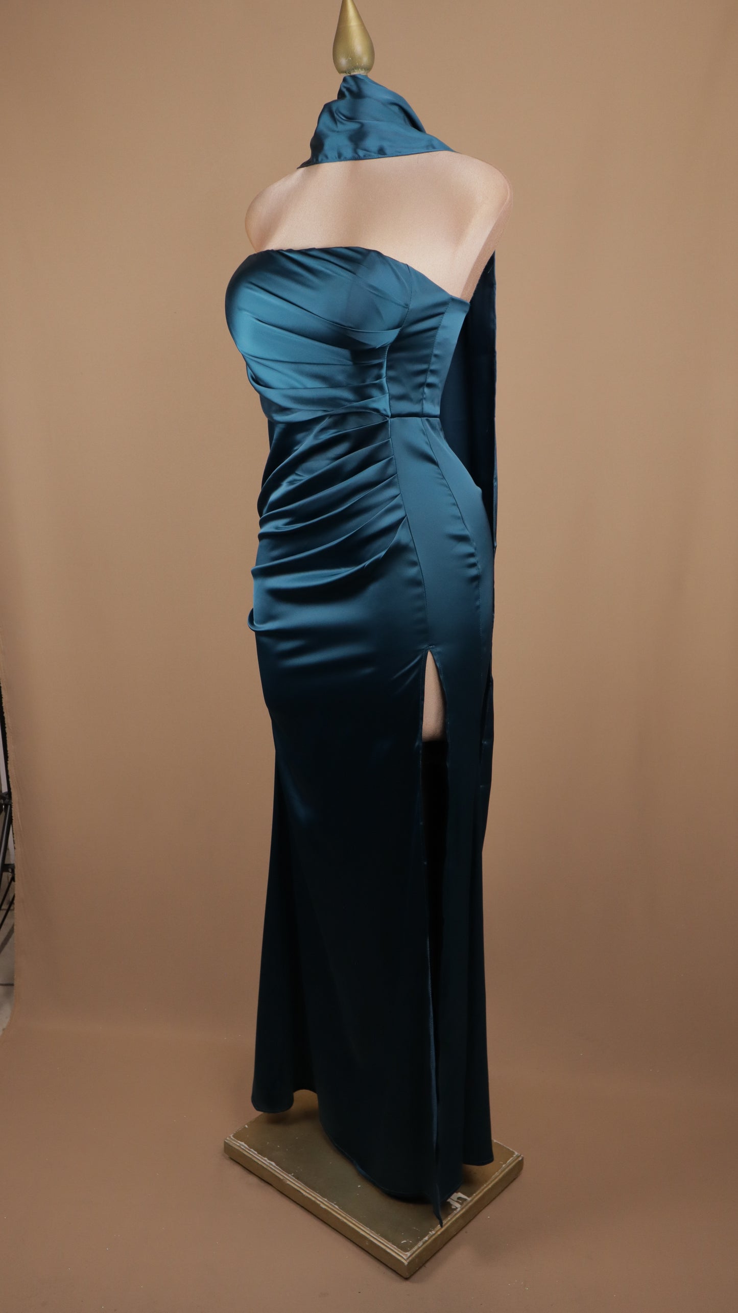 Vestido largo estraple de satín con abertura en pierna