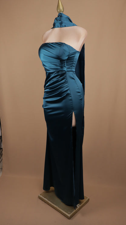 Vestido largo estraple de satín con abertura en pierna