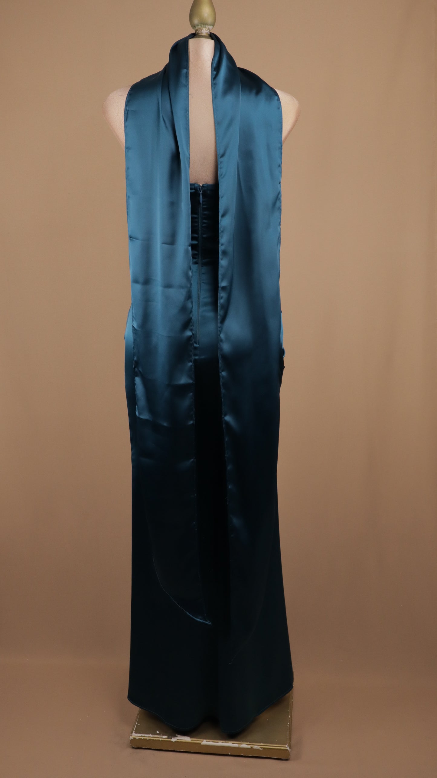 Vestido largo estraple de satín con abertura en pierna