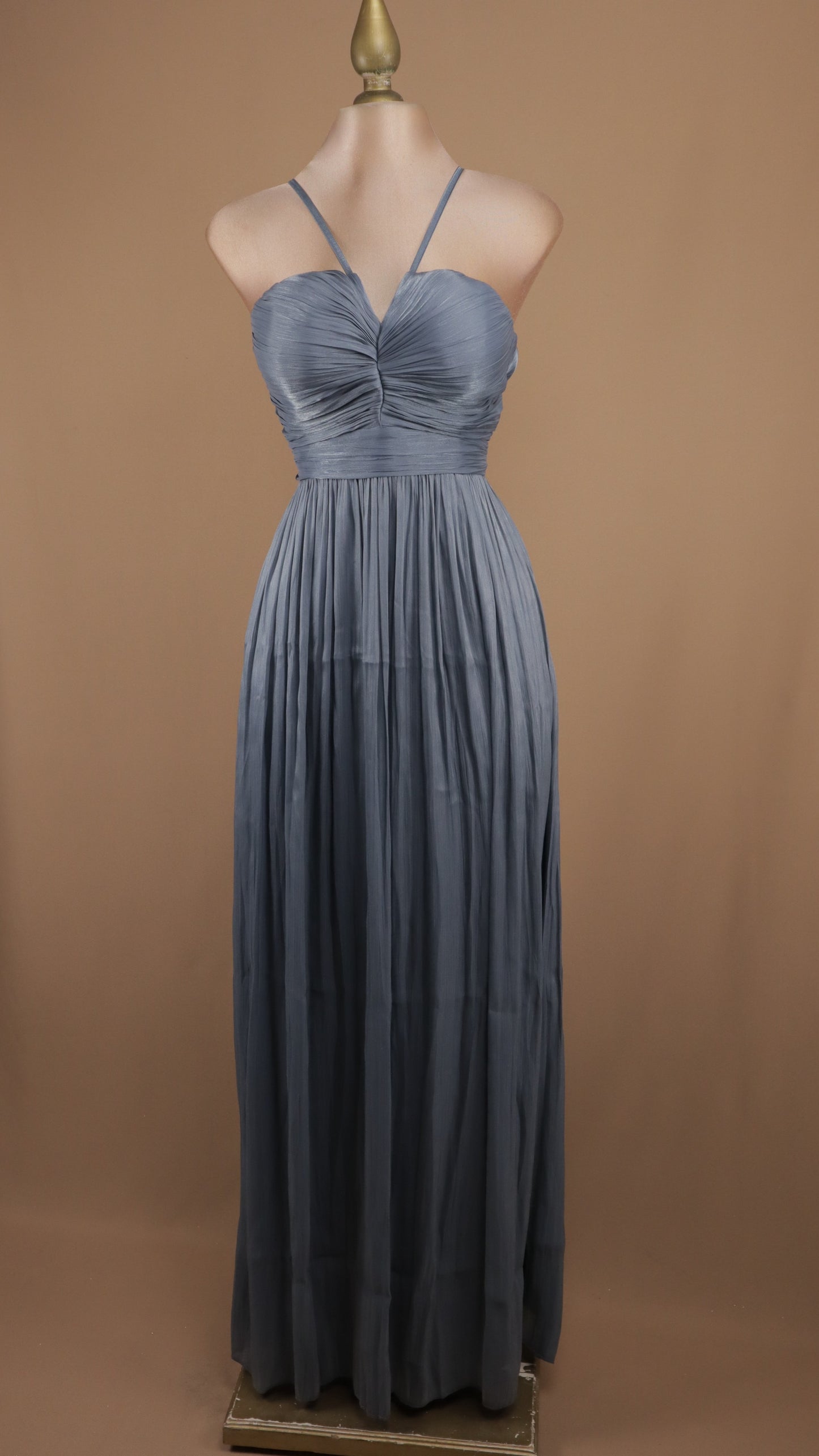 Vestido largo drapeado con escote en la espalda