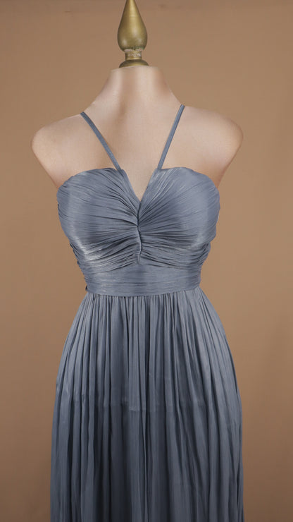 Vestido largo drapeado con escote en la espalda