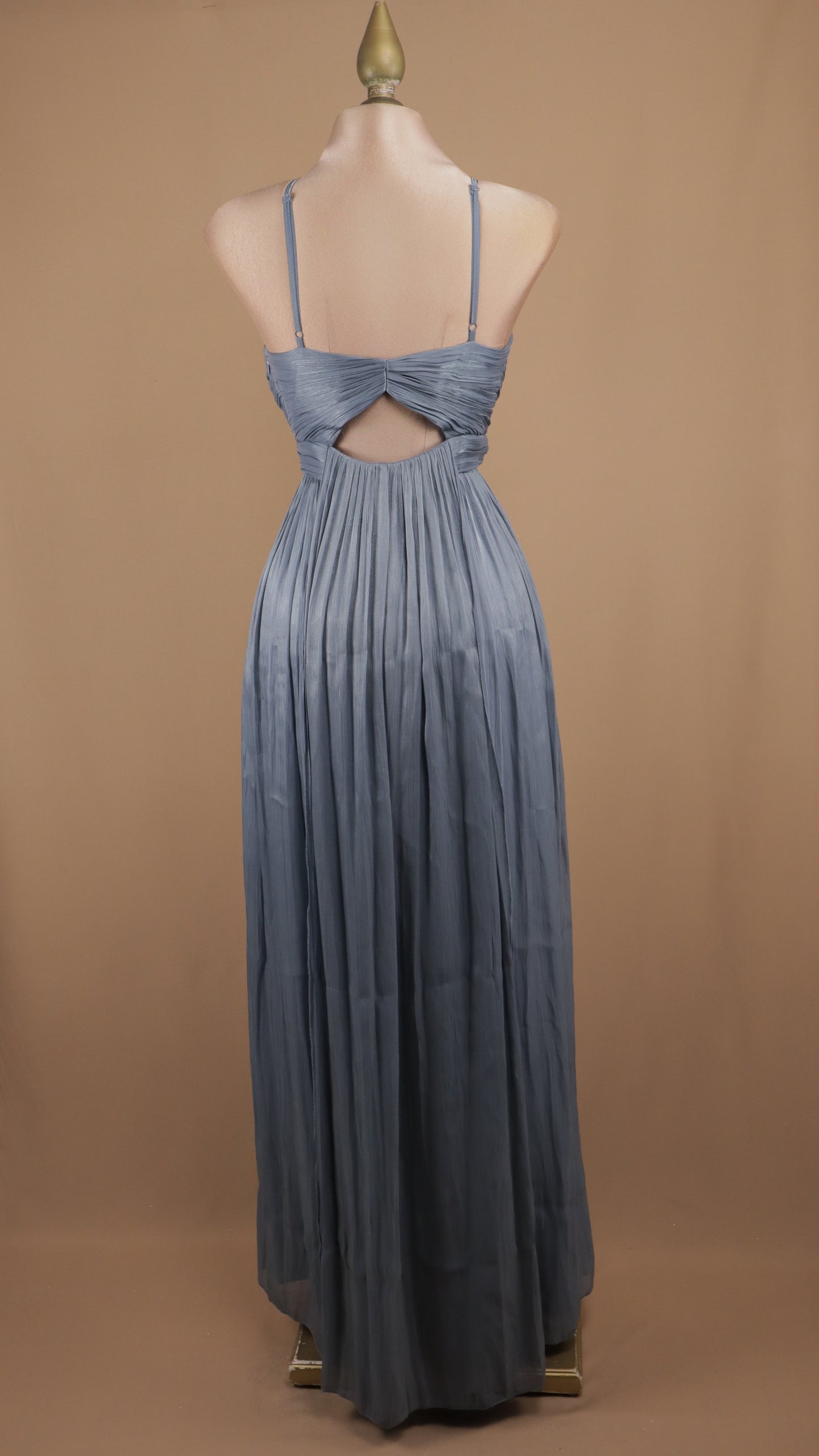 Vestido largo drapeado con escote en la espalda