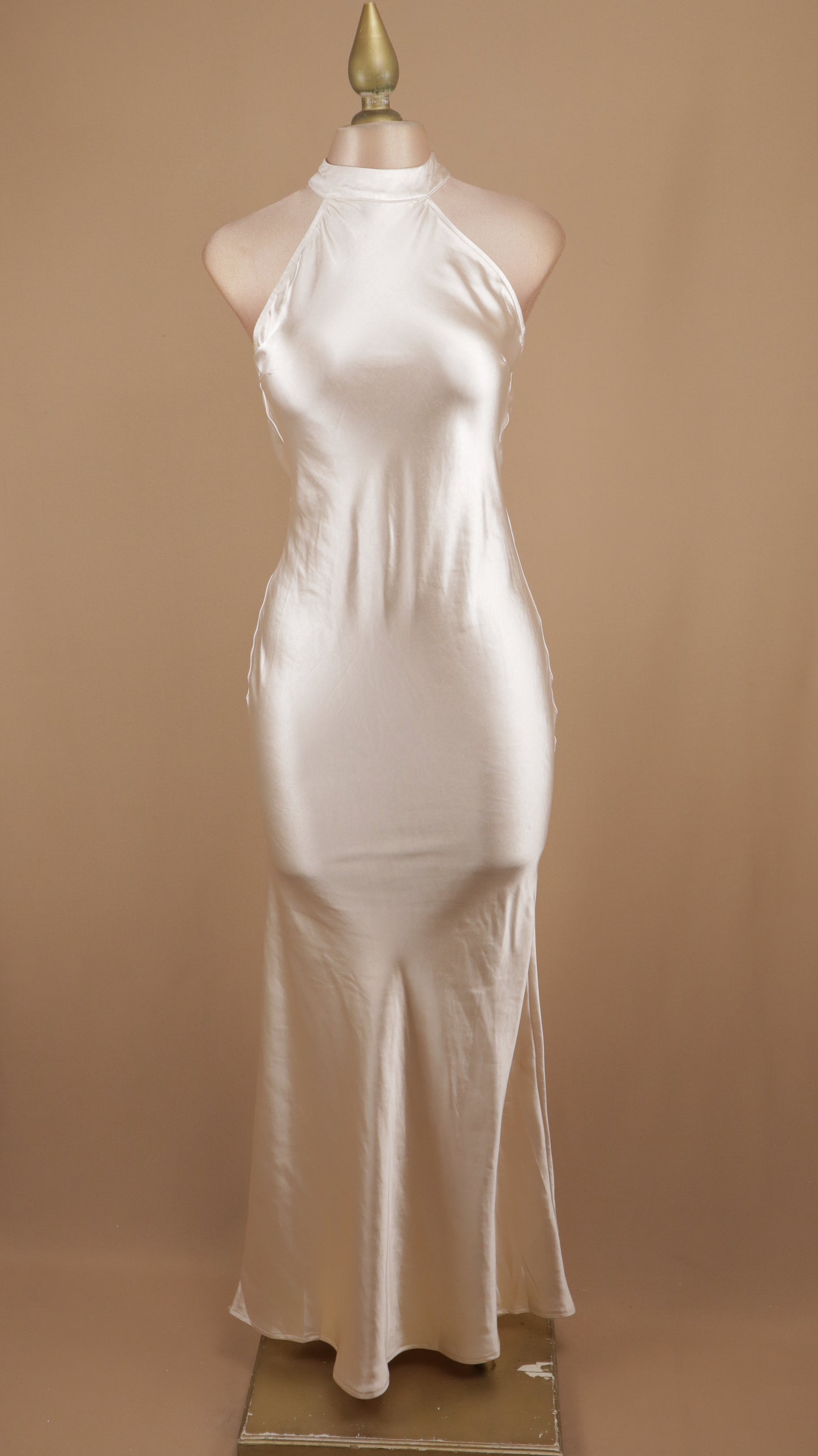 Vestido largo cuello halter satinado
