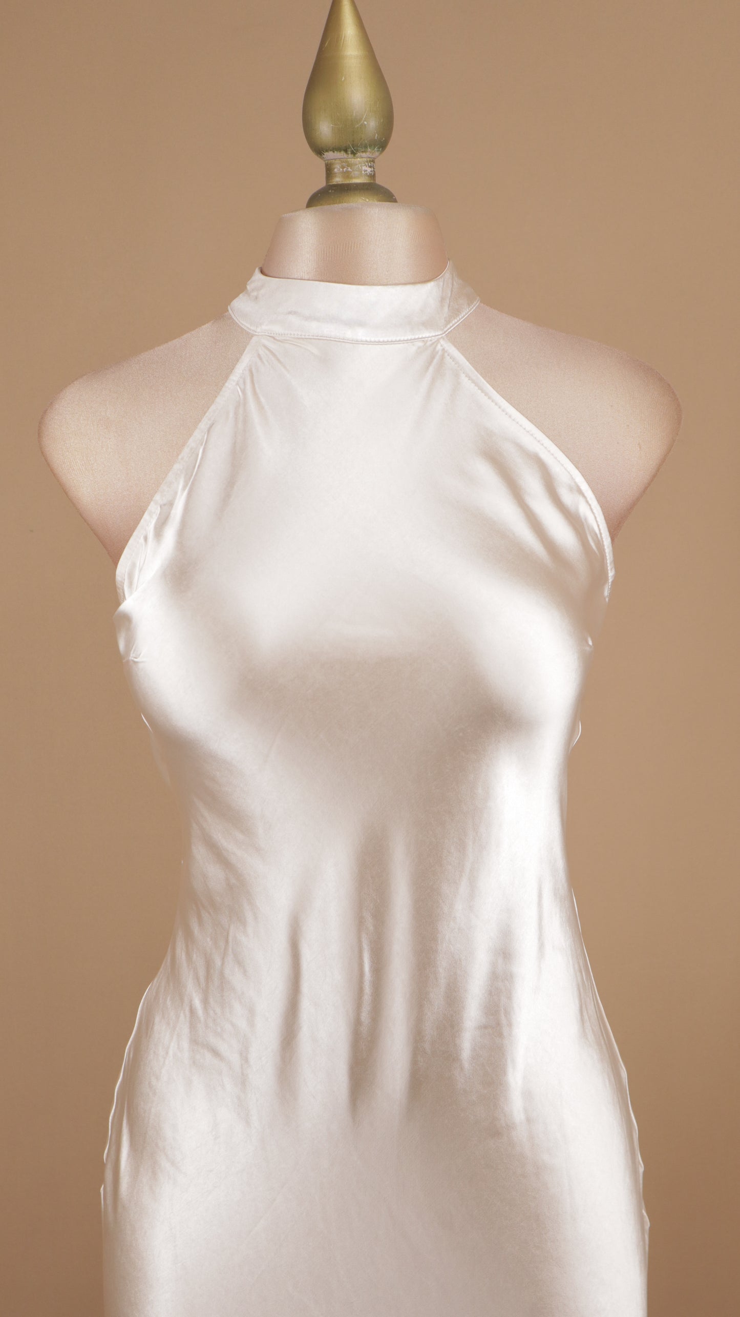 Vestido largo cuello halter satinado