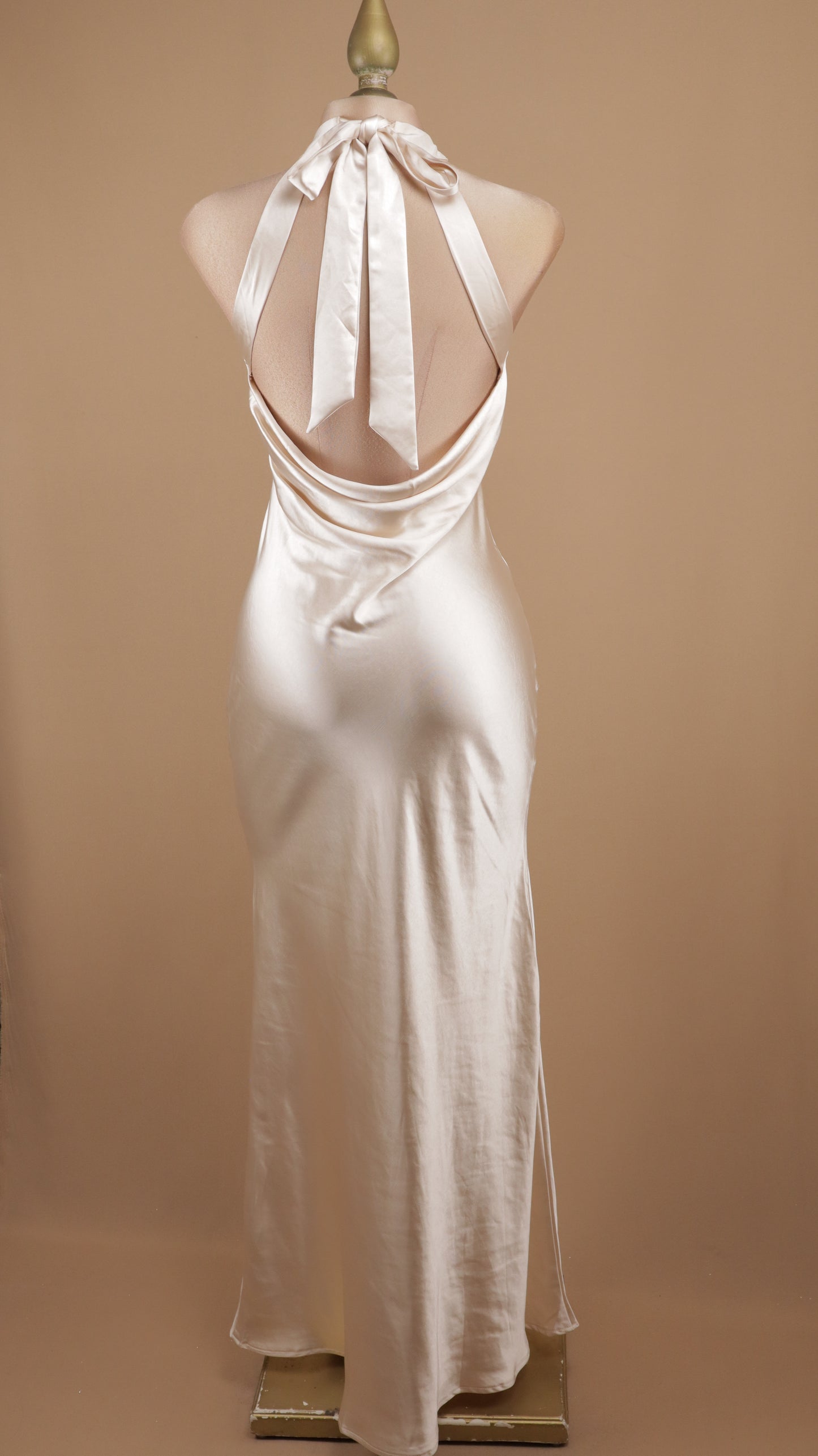 Vestido largo cuello halter satinado