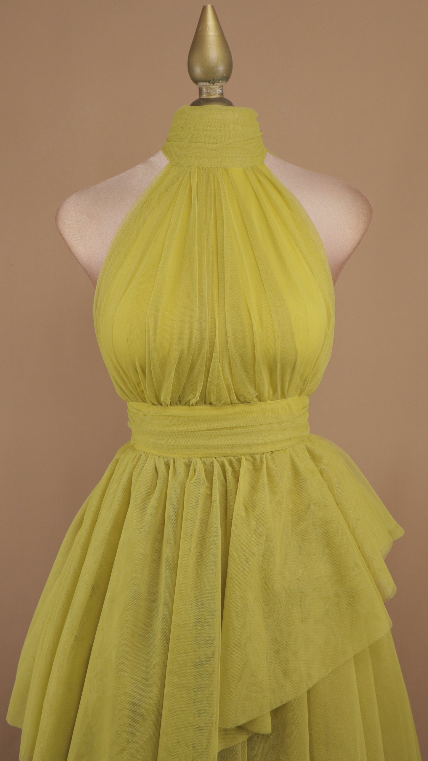 Vestido largo de tull cuello halter y escote en la espalda