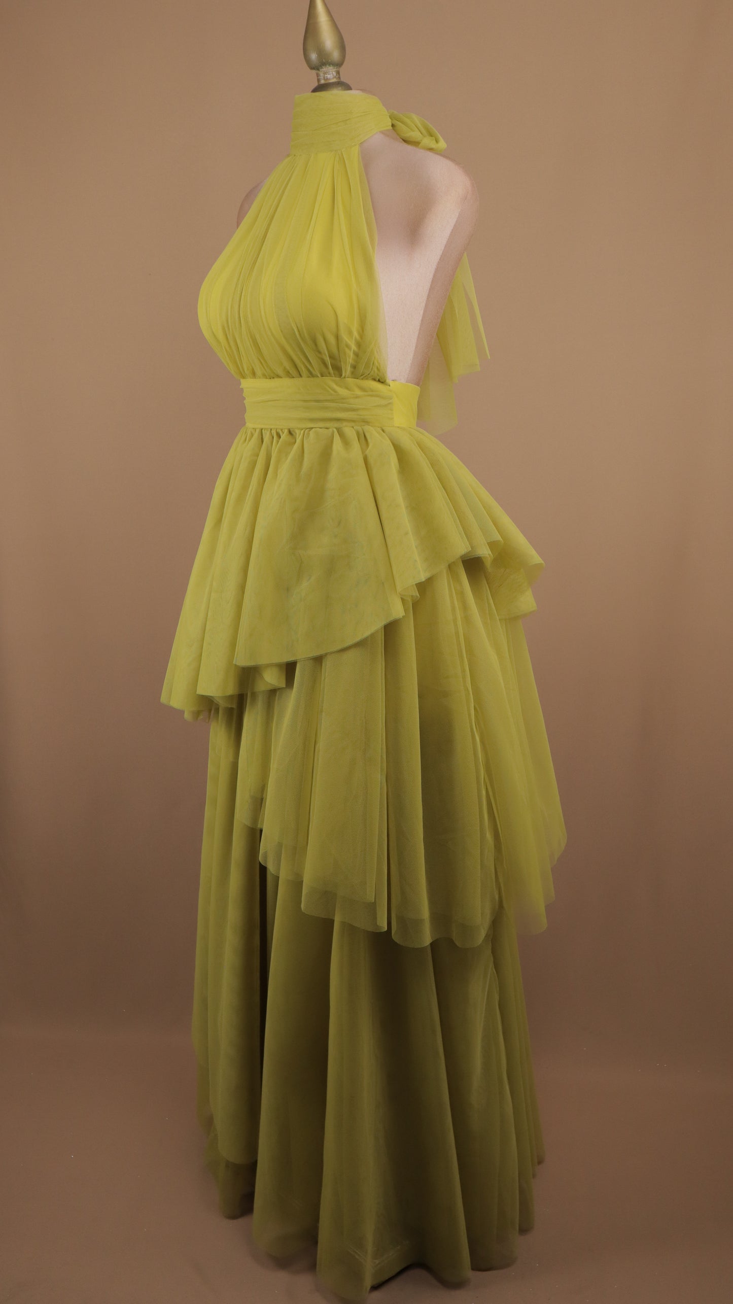 Vestido largo de tull cuello halter y escote en la espalda