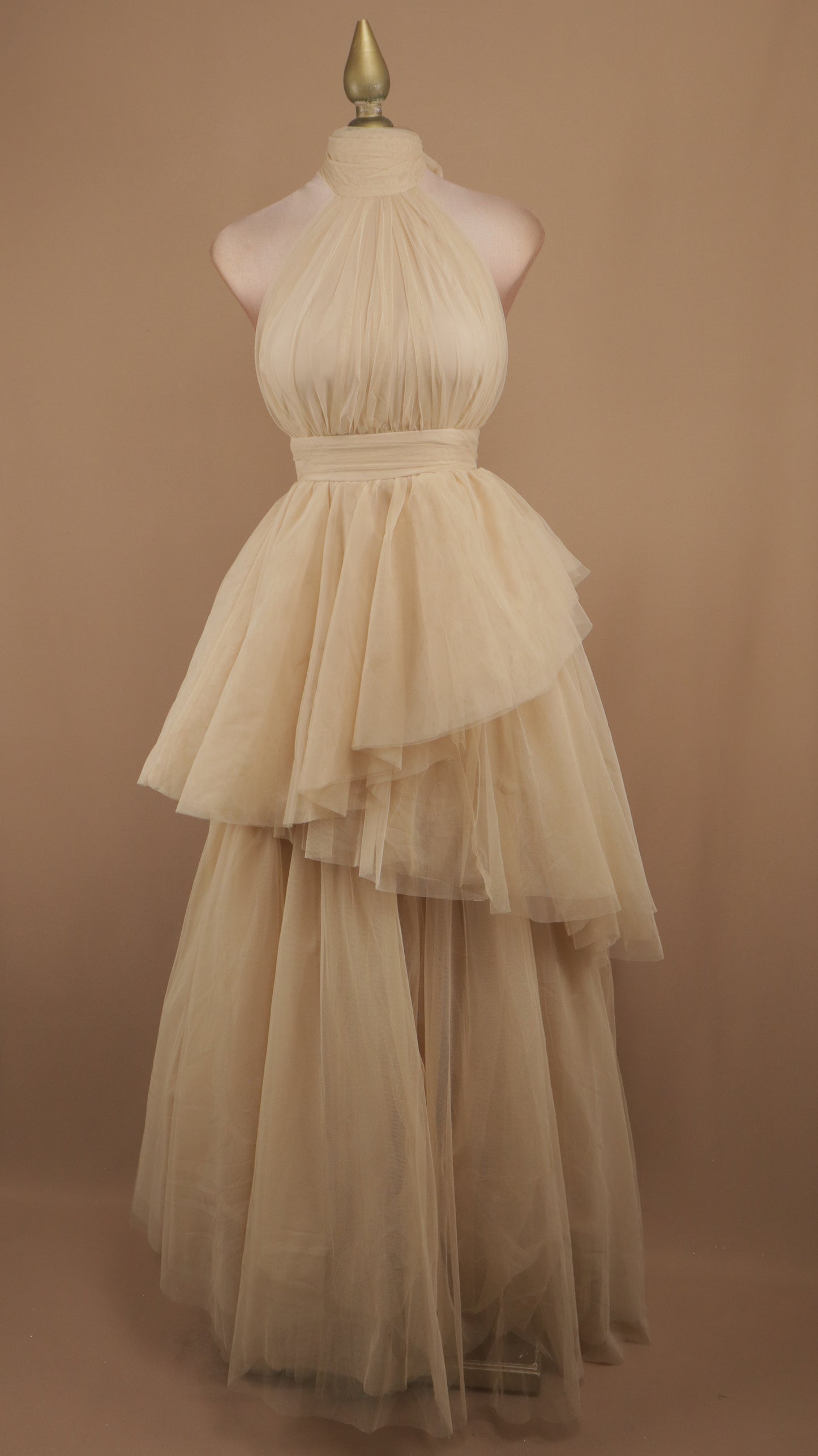 Vestido largo de tull cuello halter y escote en la espalda