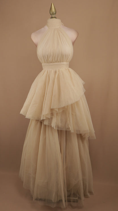 Vestido largo de tull cuello halter y escote en la espalda