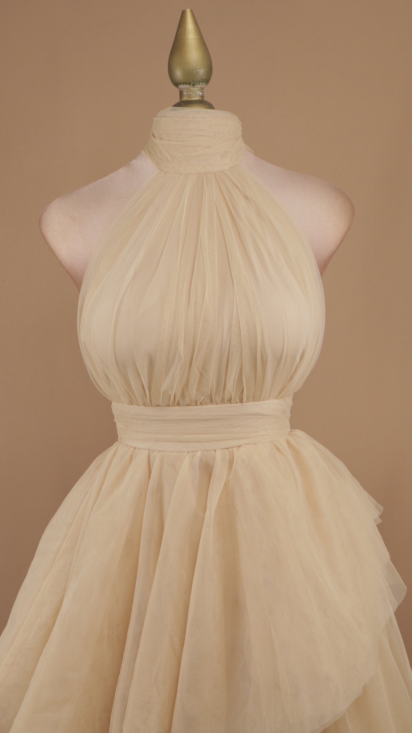 Vestido largo de tull cuello halter y escote en la espalda
