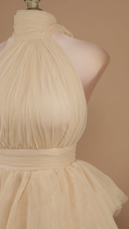 Vestido largo de tull cuello halter y escote en la espalda