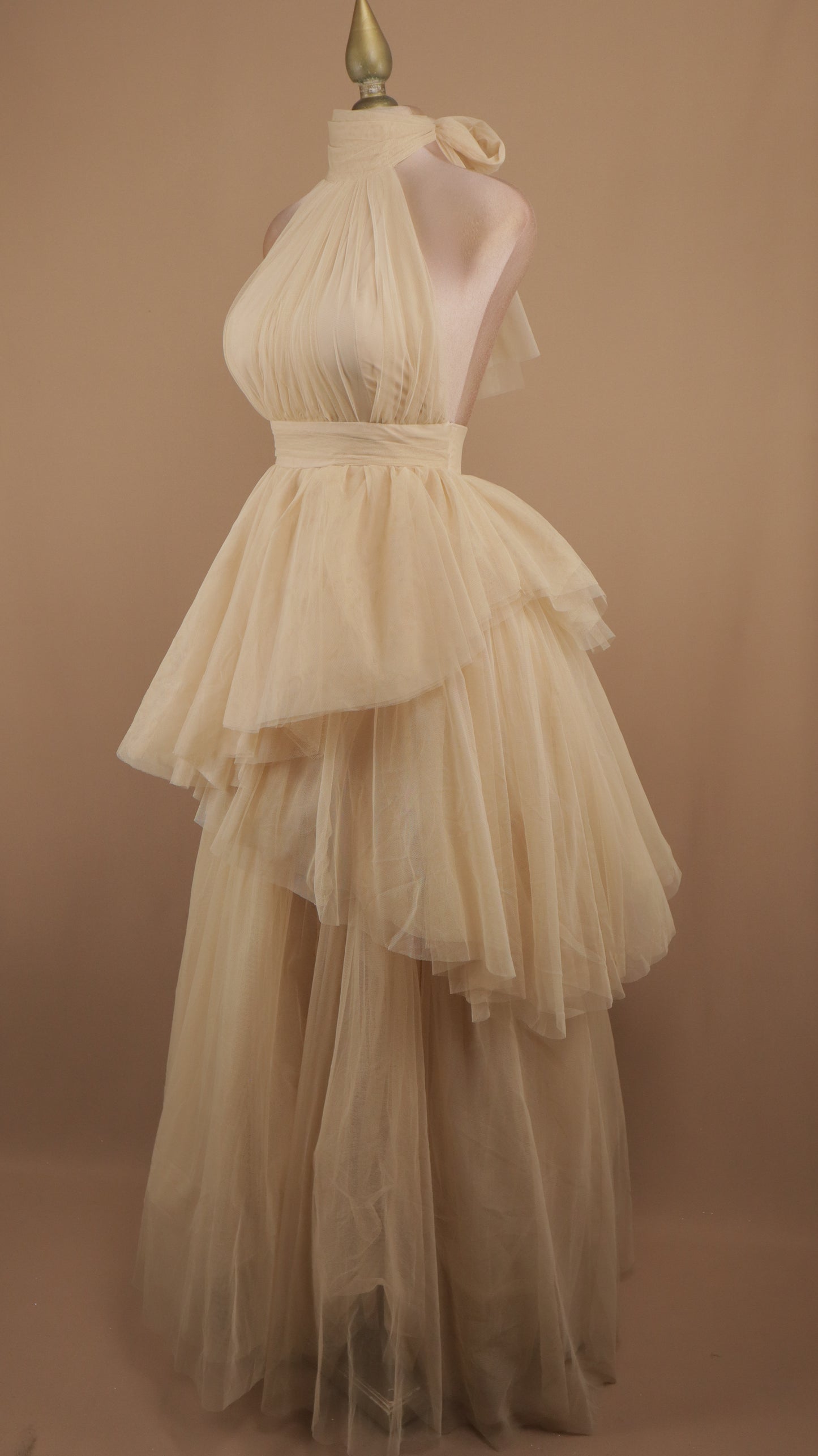 Vestido largo de tull cuello halter y escote en la espalda