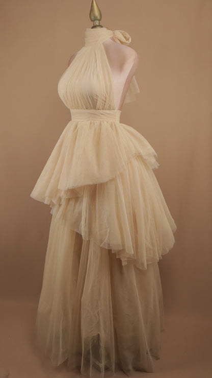 Vestido largo de tull cuello halter y escote en la espalda