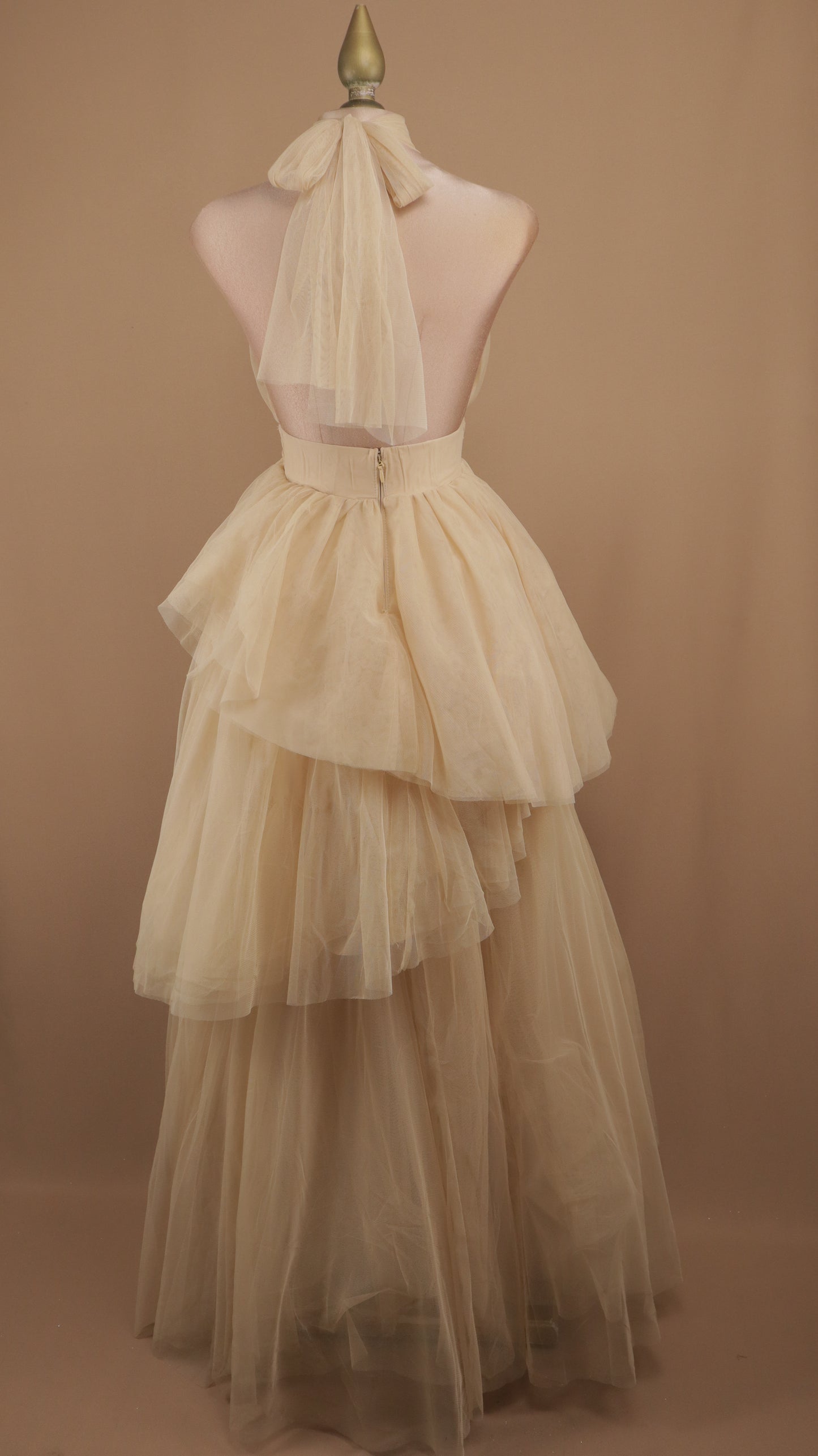 Vestido largo de tull cuello halter y escote en la espalda