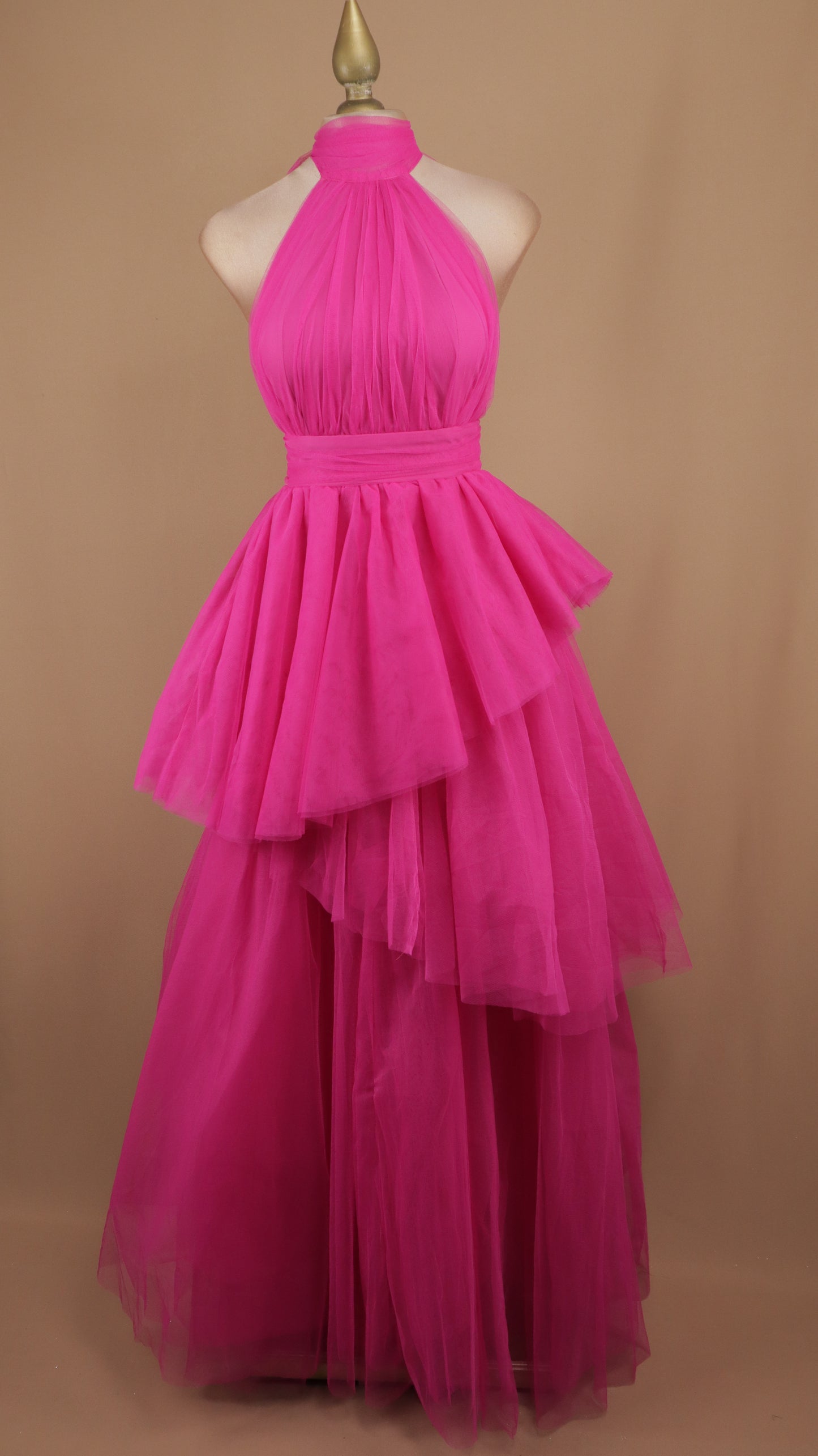 Vestido largo de tull cuello halter y escote en la espalda