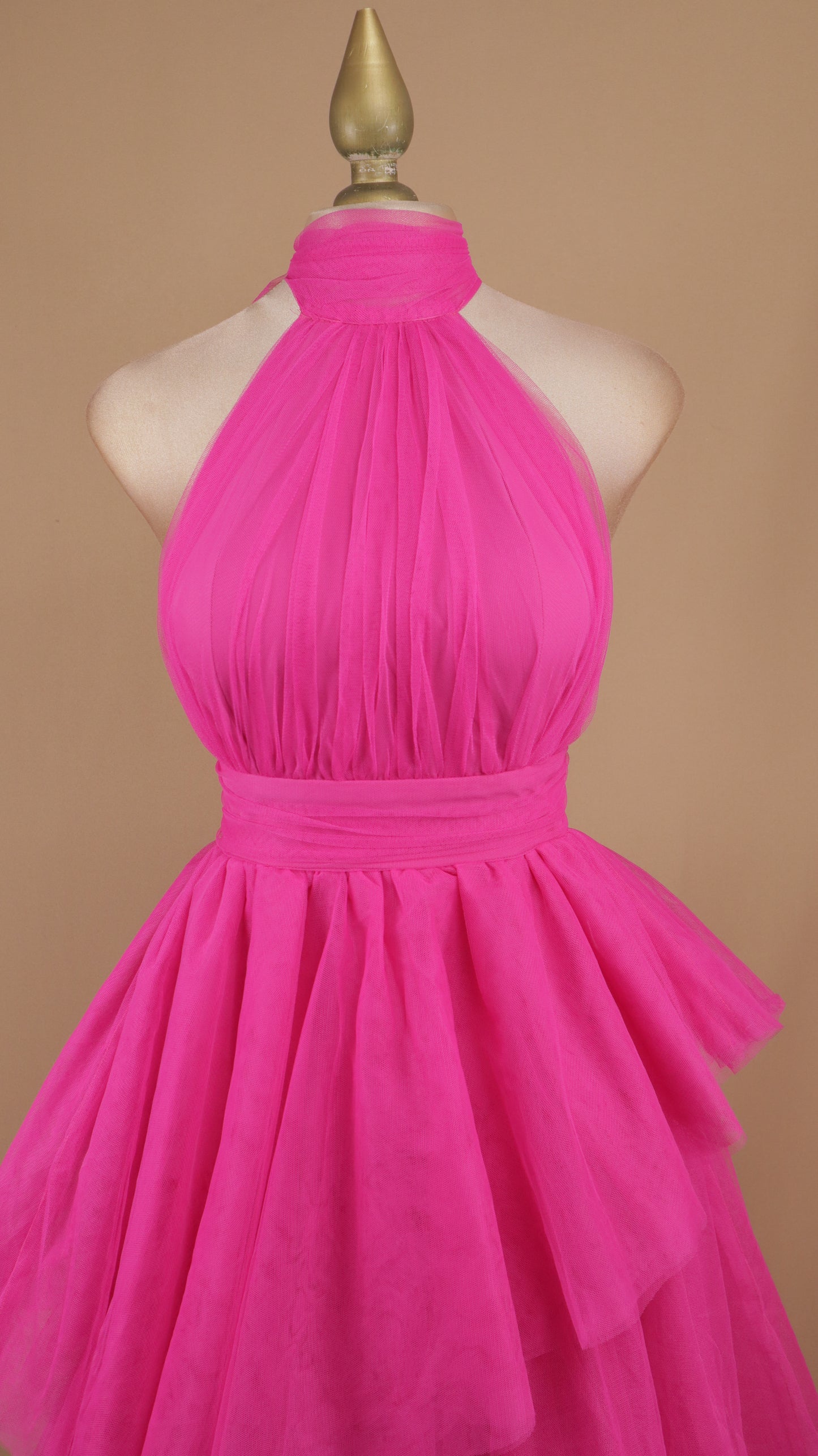 Vestido largo de tull cuello halter y escote en la espalda