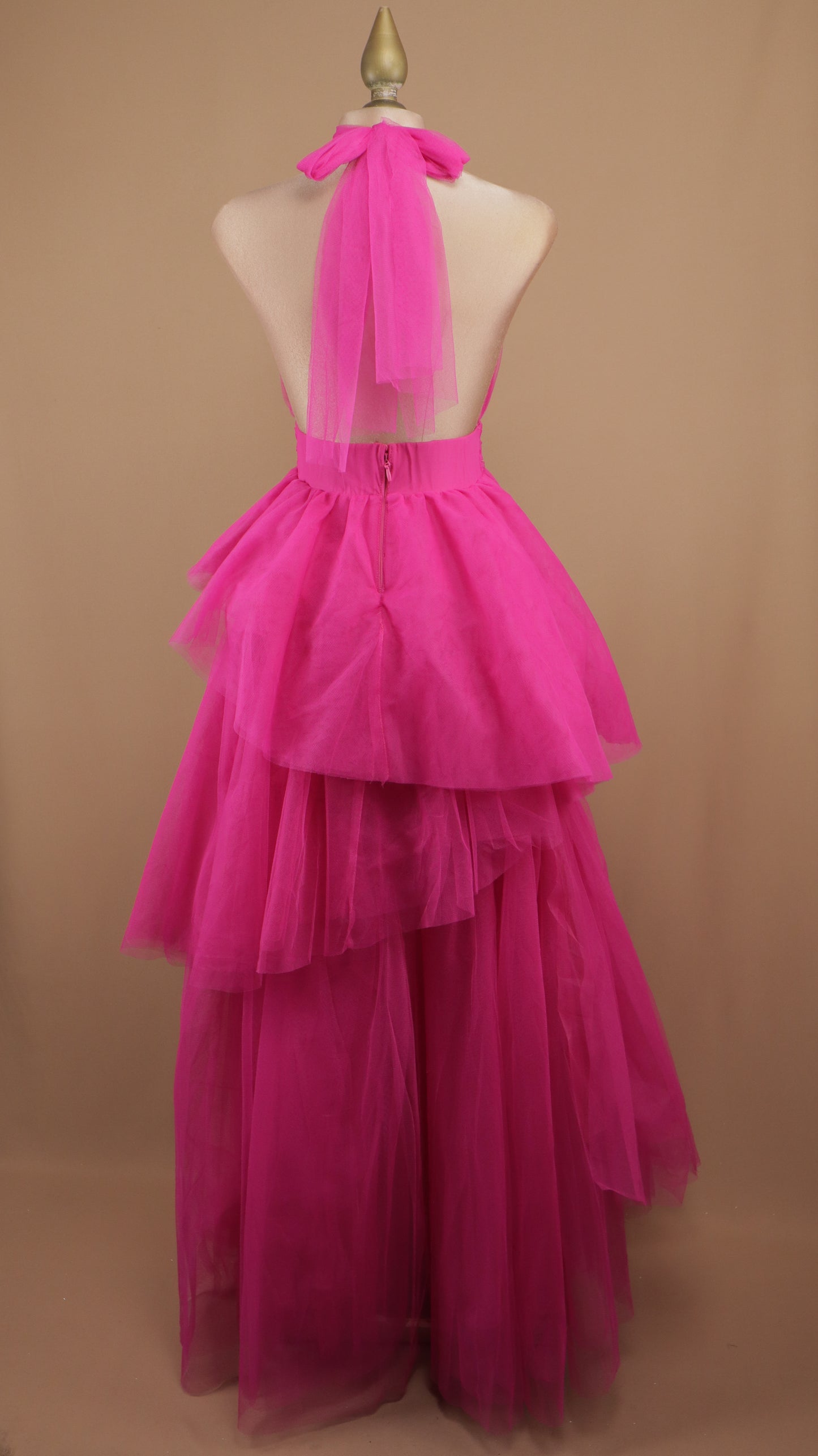 Vestido largo de tull cuello halter y escote en la espalda