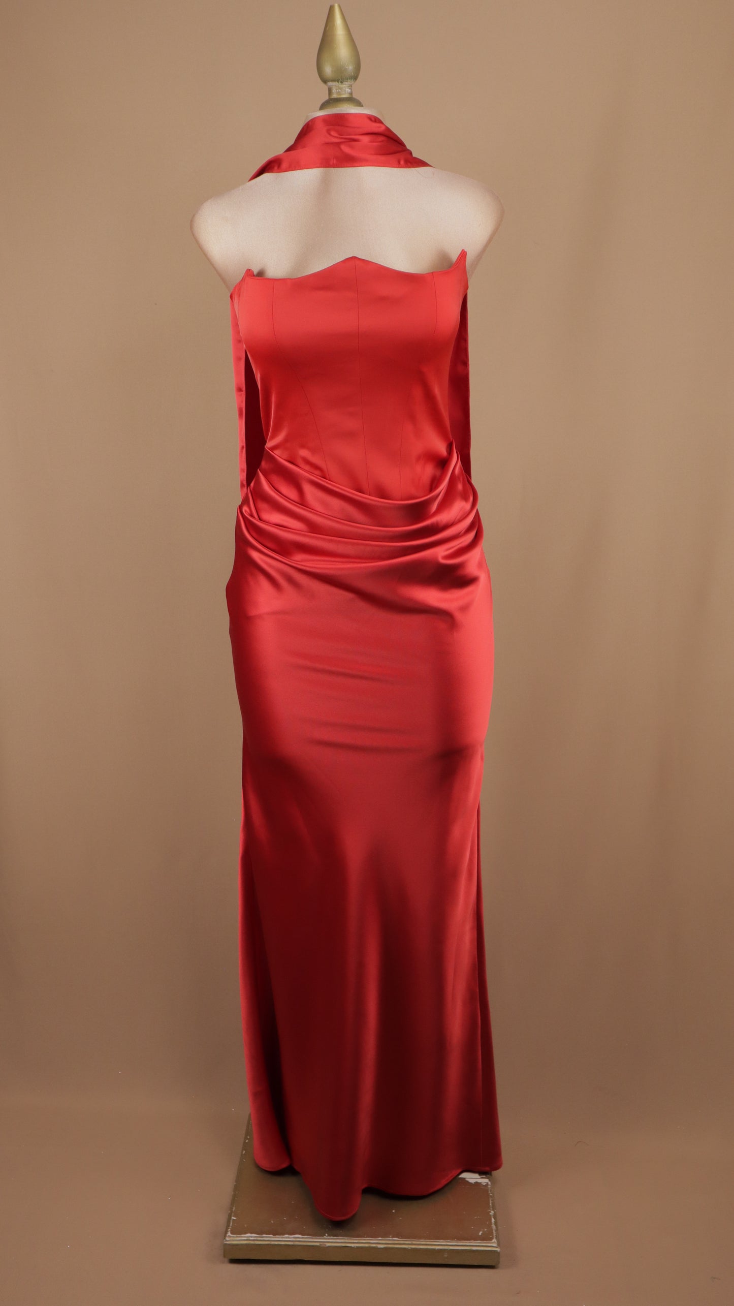 Vestido largo satinado estraple con corset