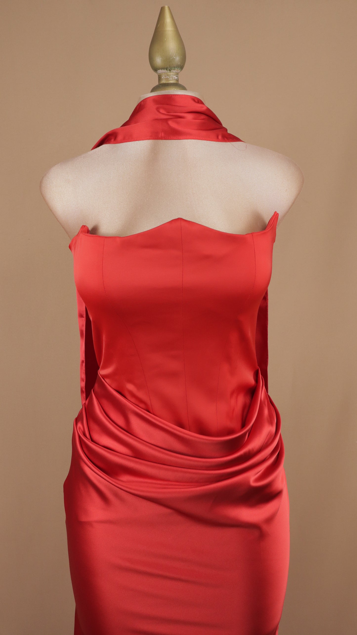 Vestido largo satinado estraple con corset