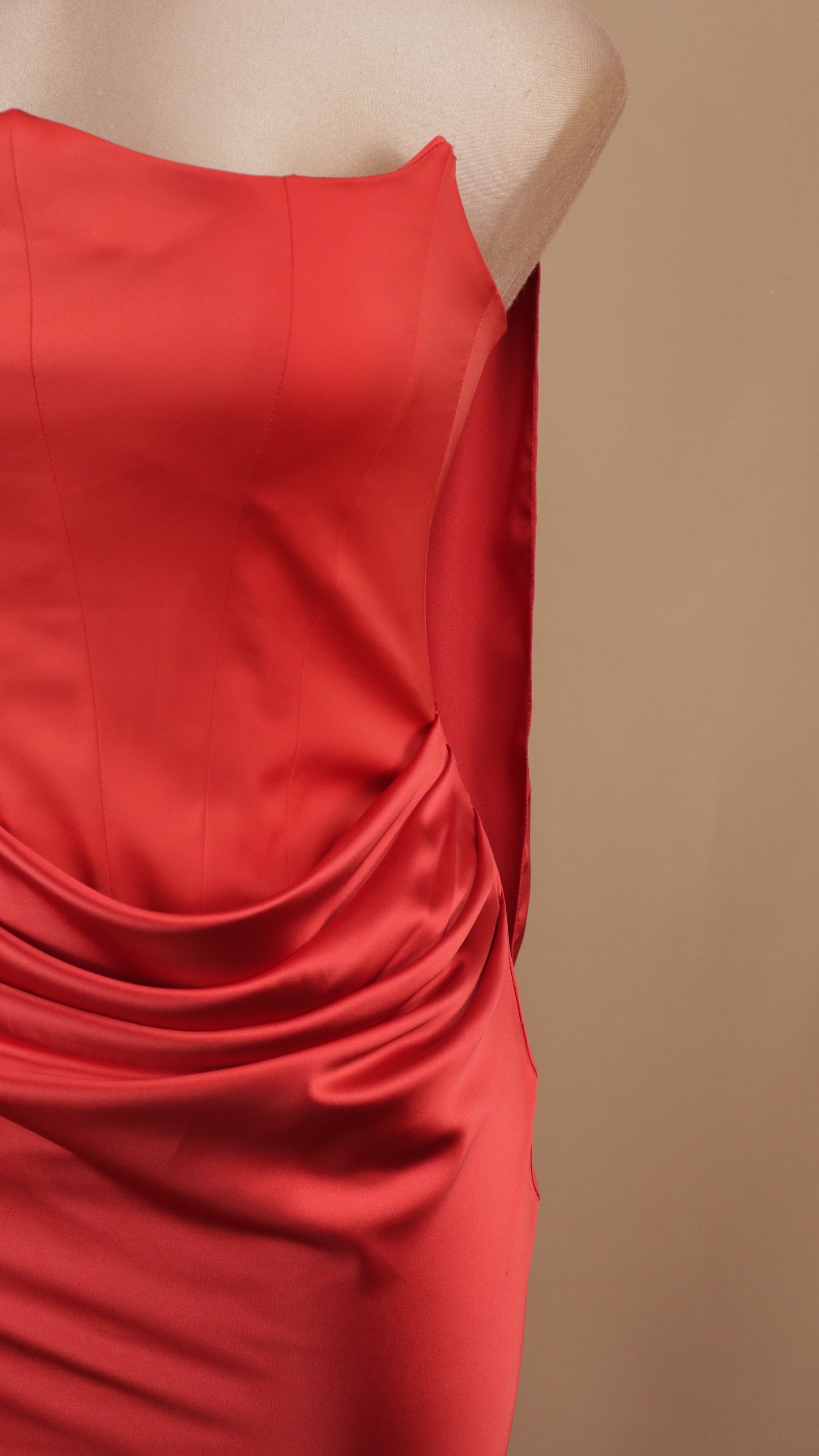Vestido largo satinado estraple con corset