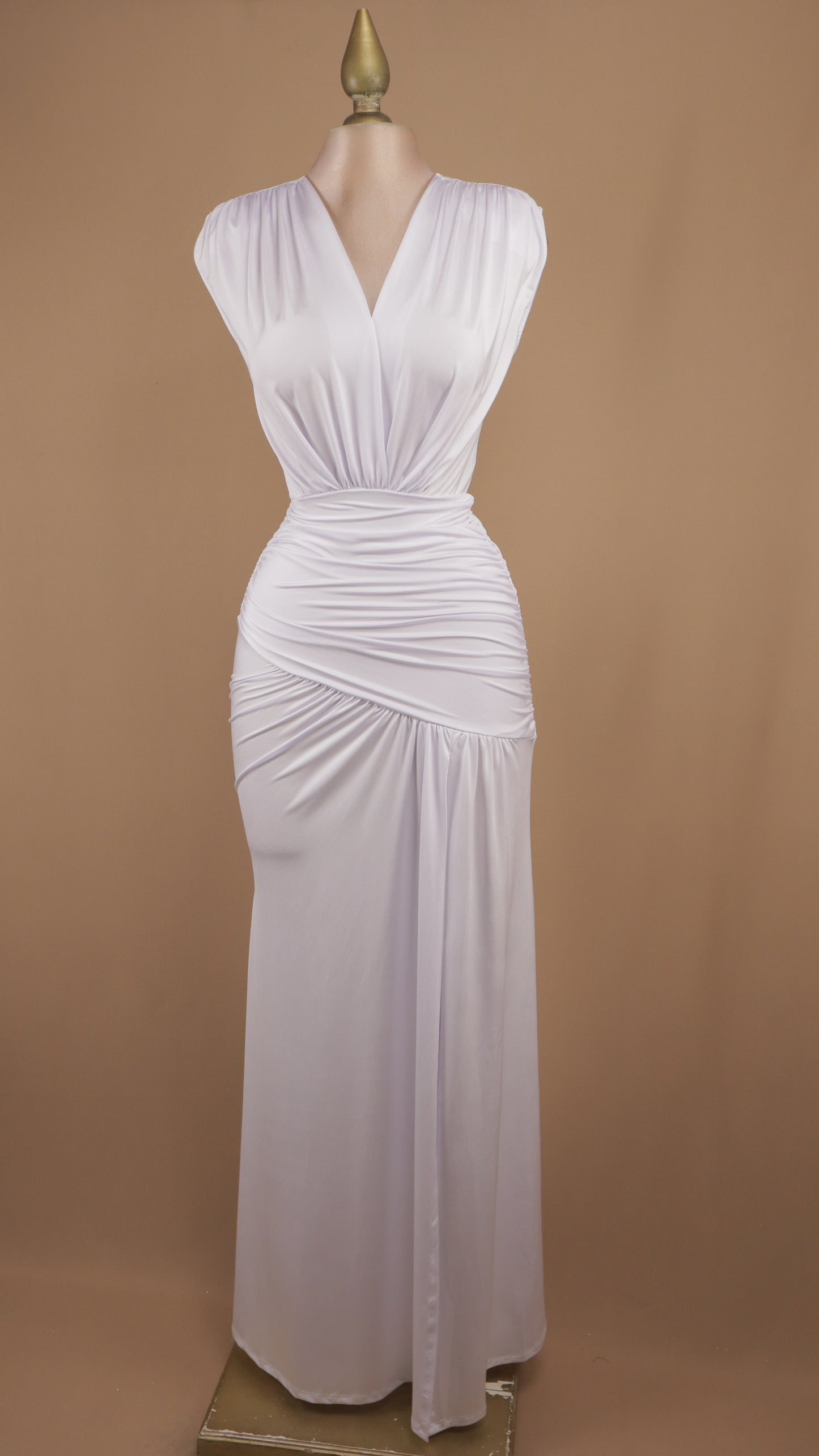 Vestido largo plisado en cintura y abertura en pierna