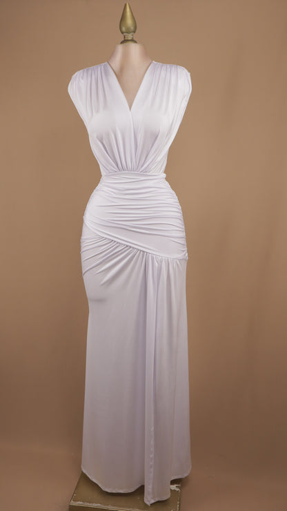 Vestido largo plisado en cintura y abertura en pierna