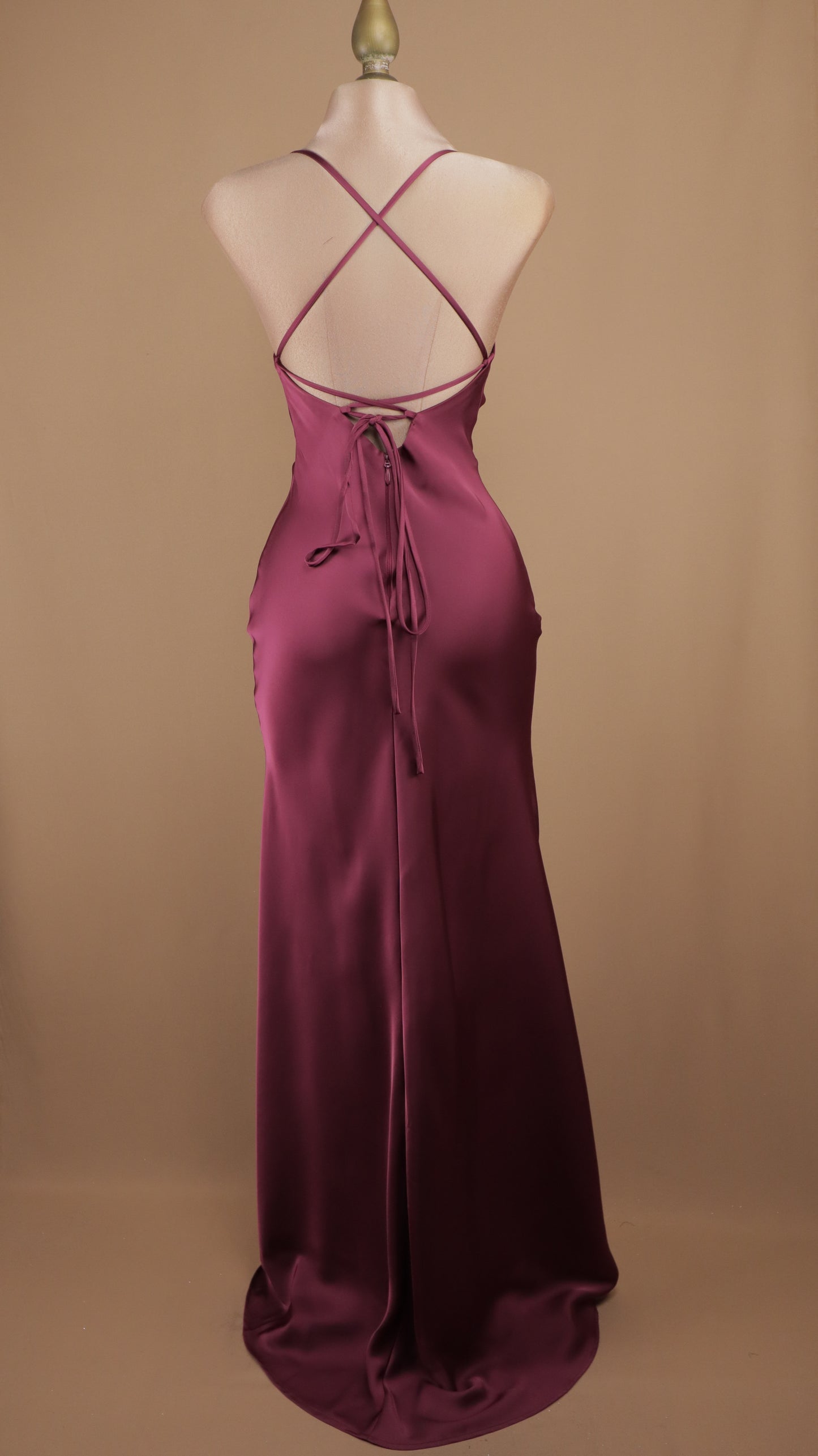 Vestido largo satinado con agujetas en la espalda