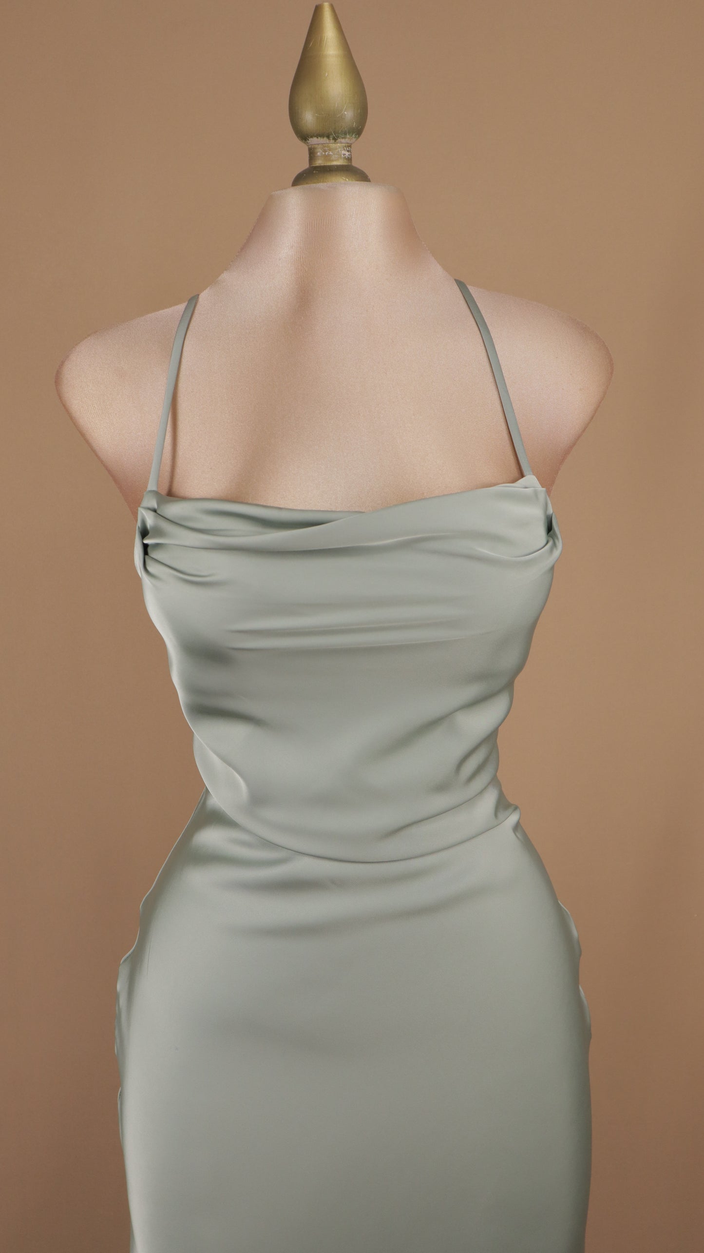Vestido largo satinado con agujetas en la espalda