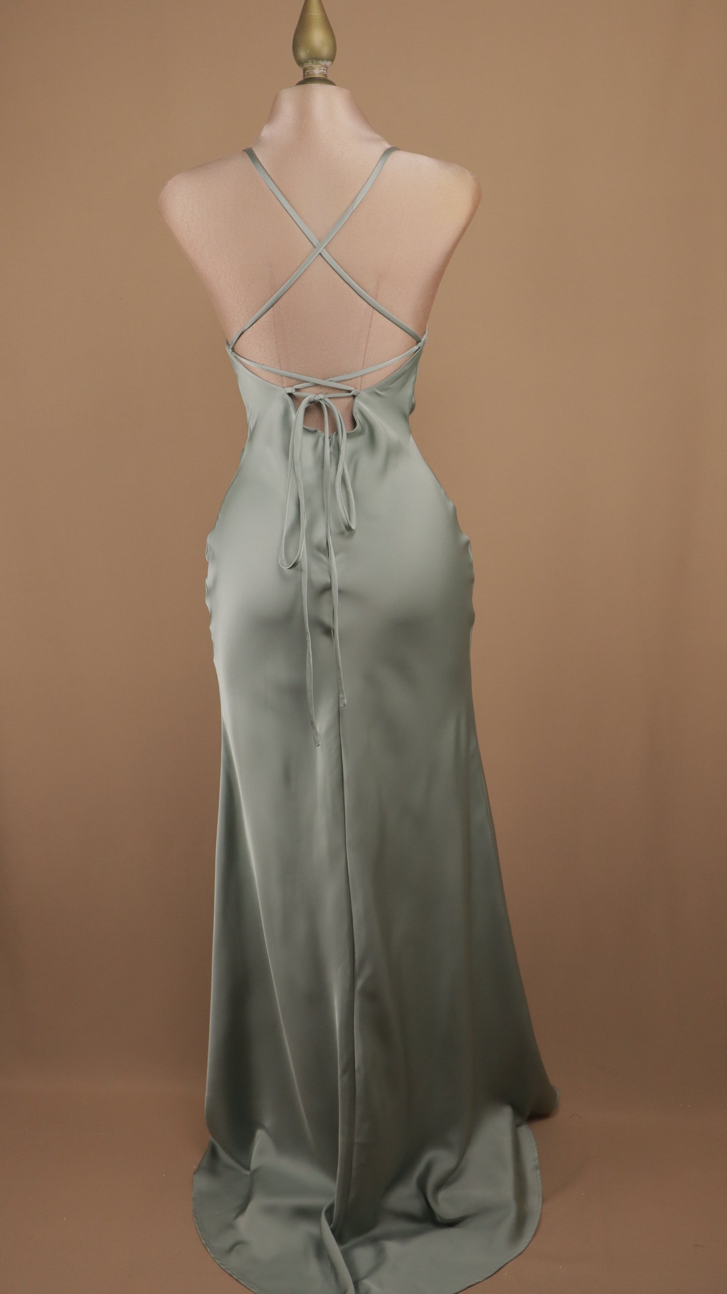 Vestido largo satinado con agujetas en la espalda