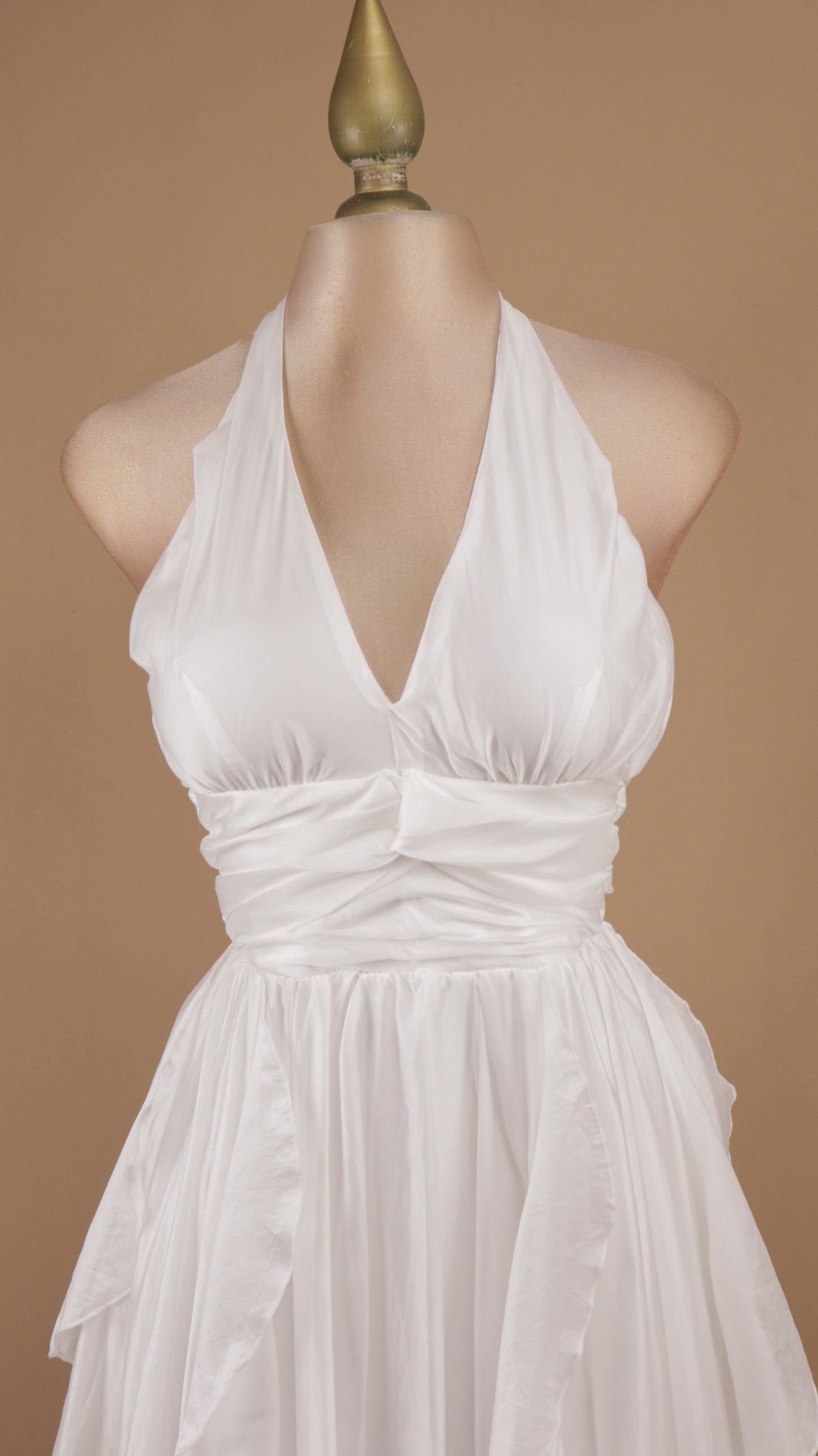 Vestido largo cuello halter con escarolas