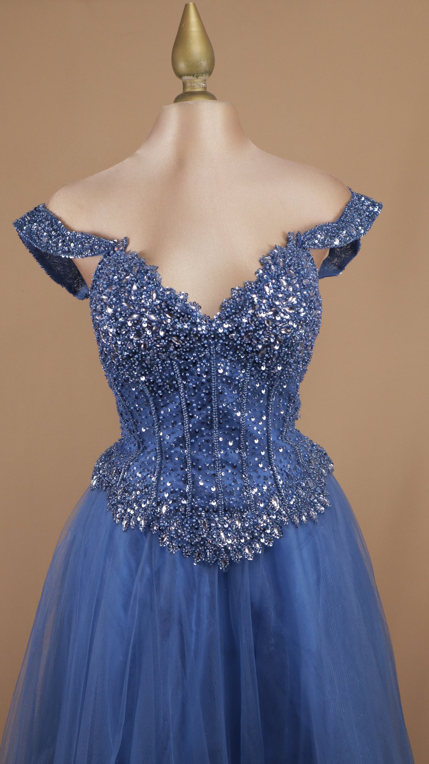 Vestido largo corte princesa con aplicación