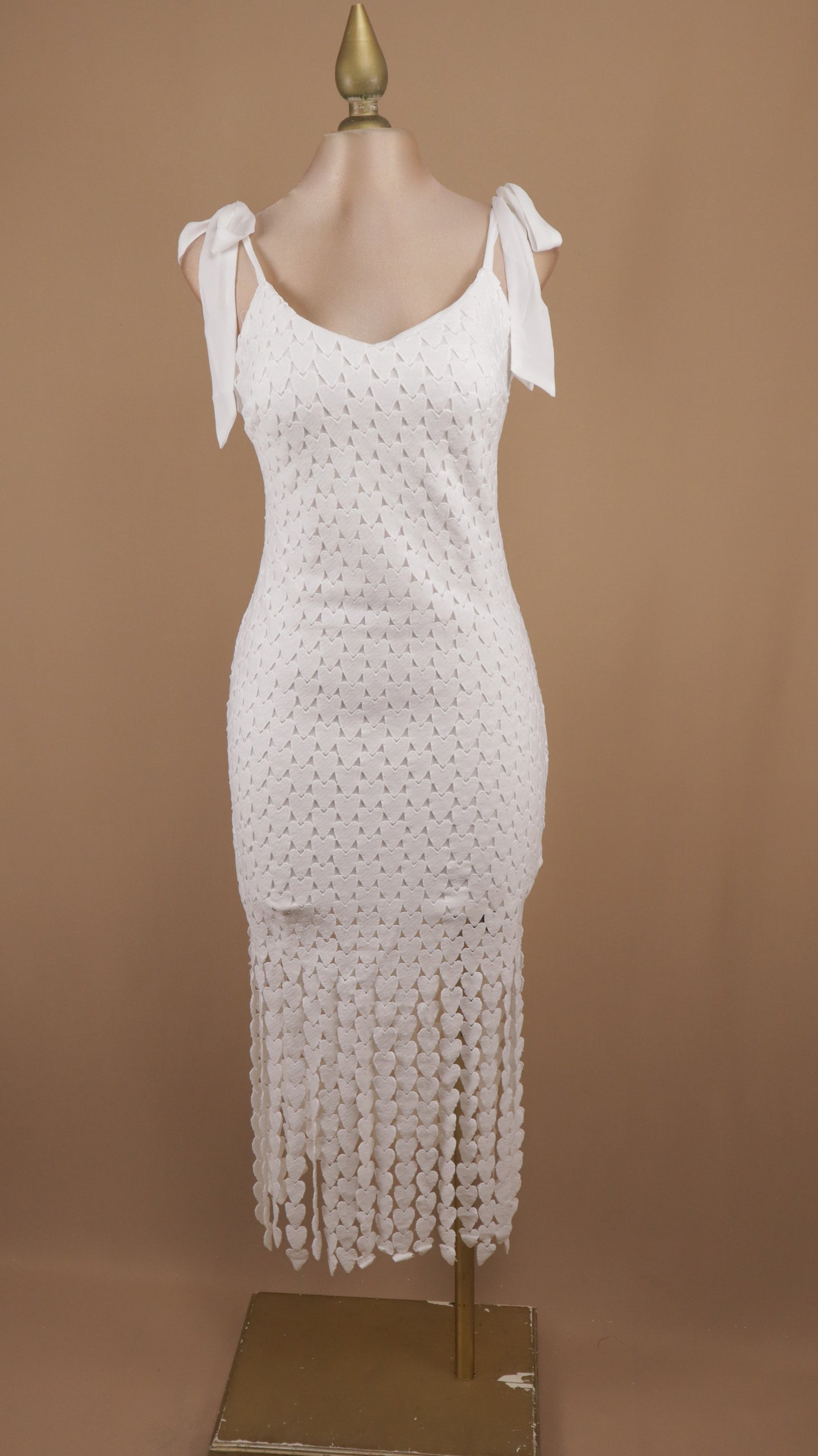 Vestido midi de corazones y tiras