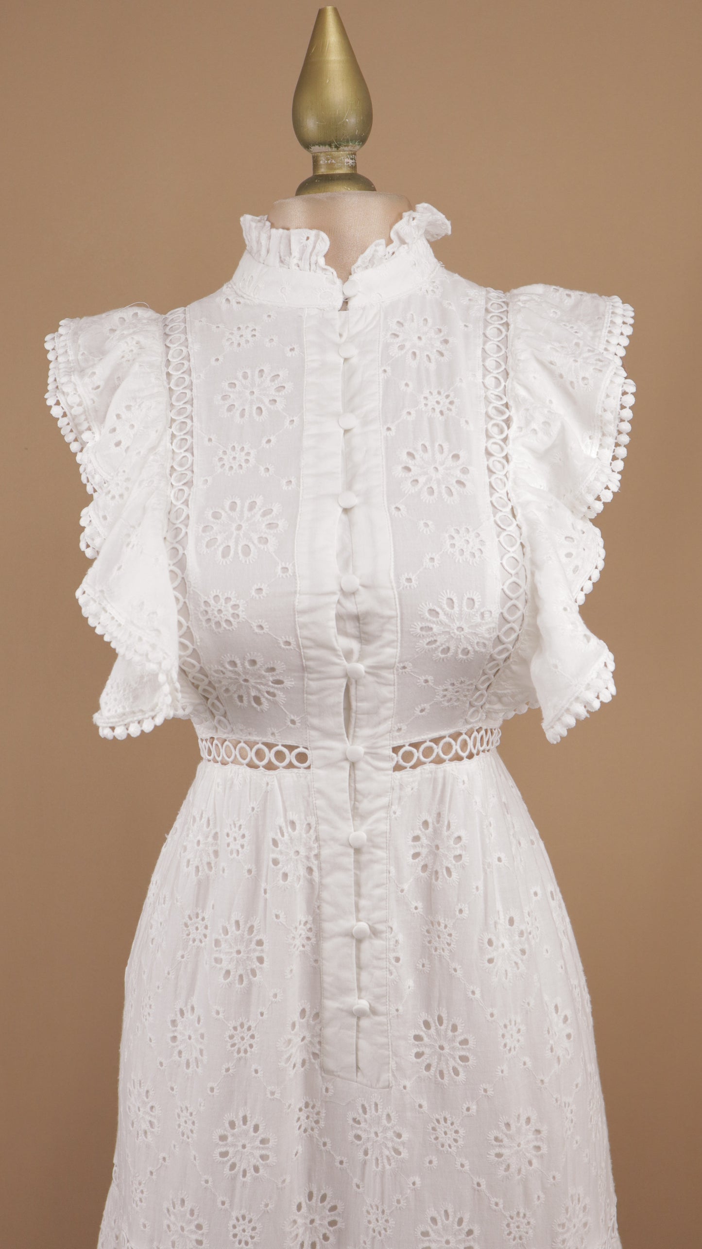Vestido largo bordado con escarola