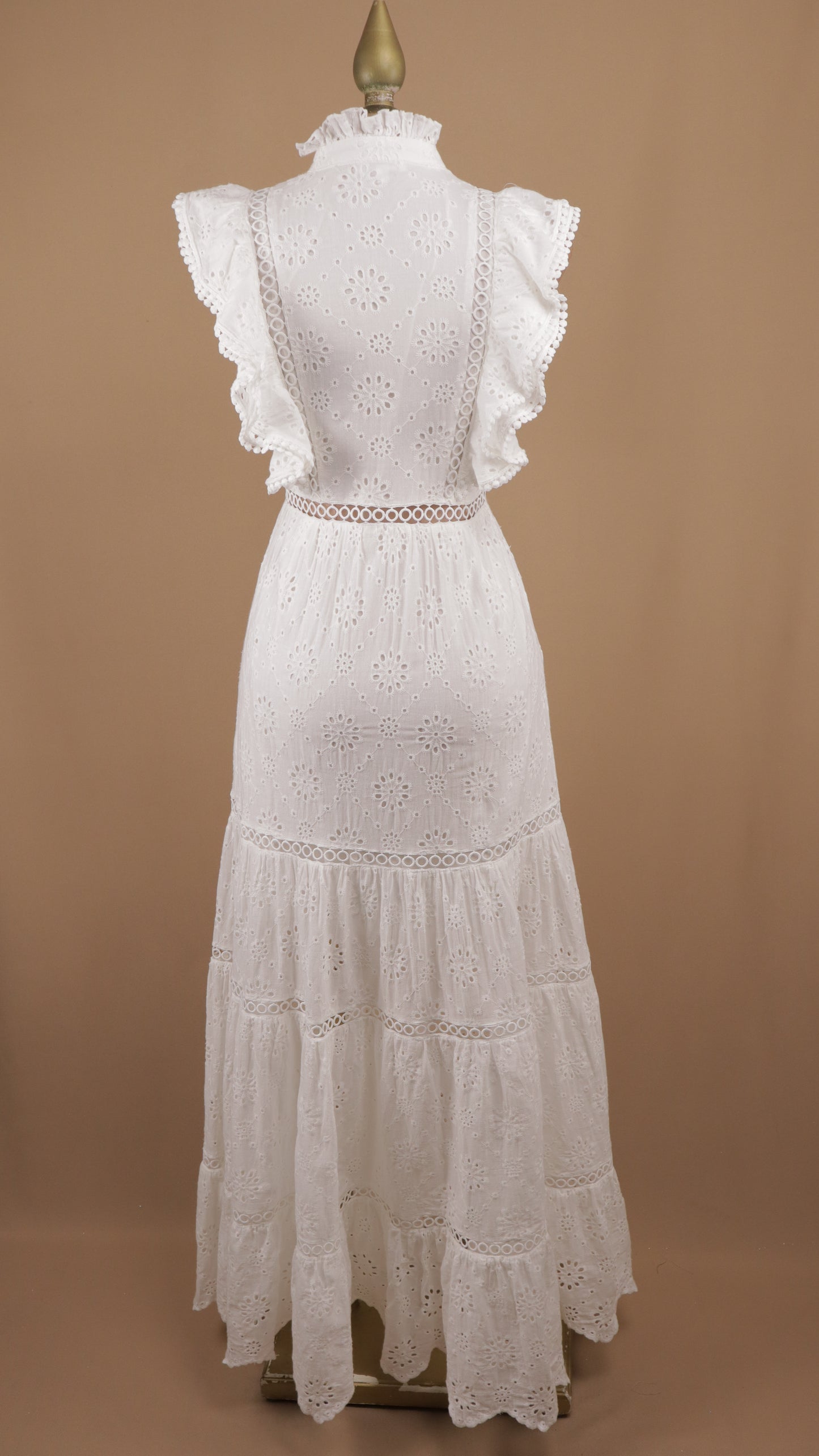 Vestido largo bordado con escarola