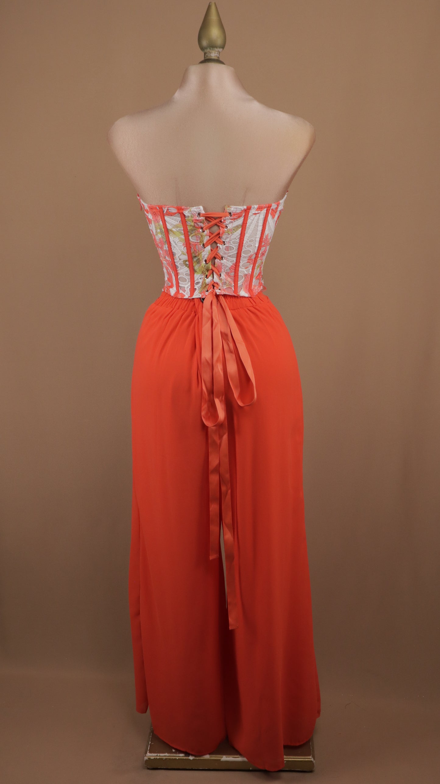 Conjunto de pantalón y corset estraple