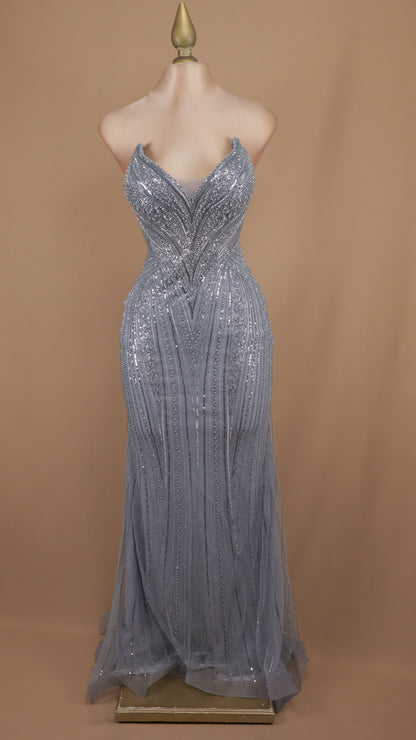 Vestido largo con pedrería y escote en V