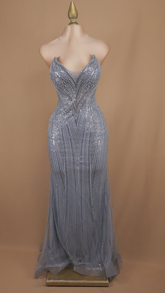 Vestido largo con pedrería y escote en V